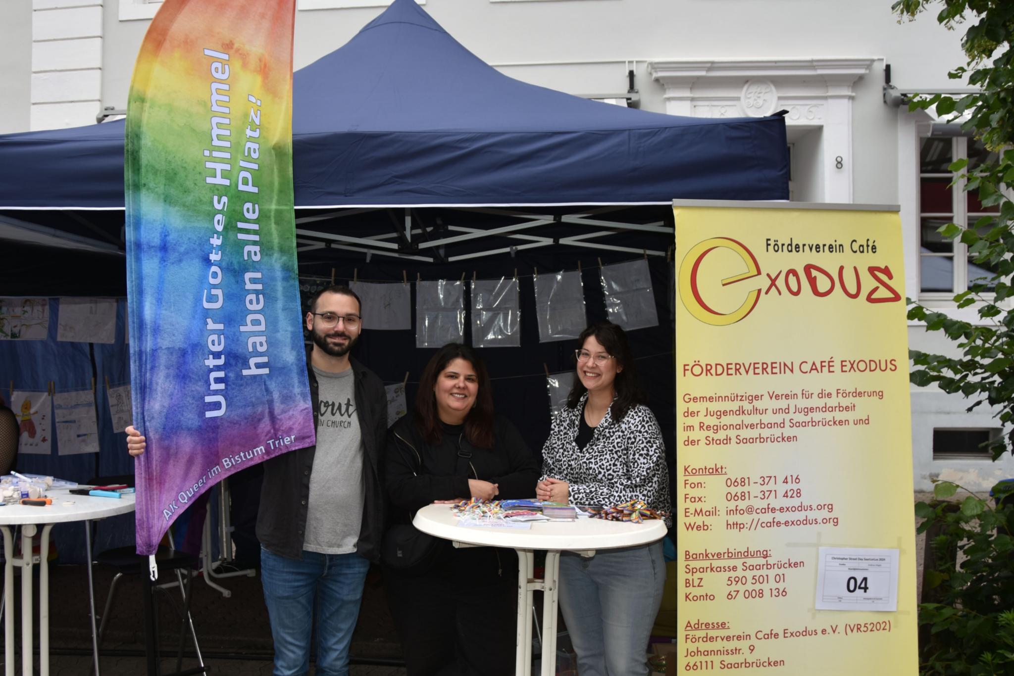 Gemeindereferent Andreas Diegler (AK Queer), Hannan Chalabi (Förderverein des Café Exodus) und Annika Wilk (Vorsitzende des Fördervereins Café Exodus)