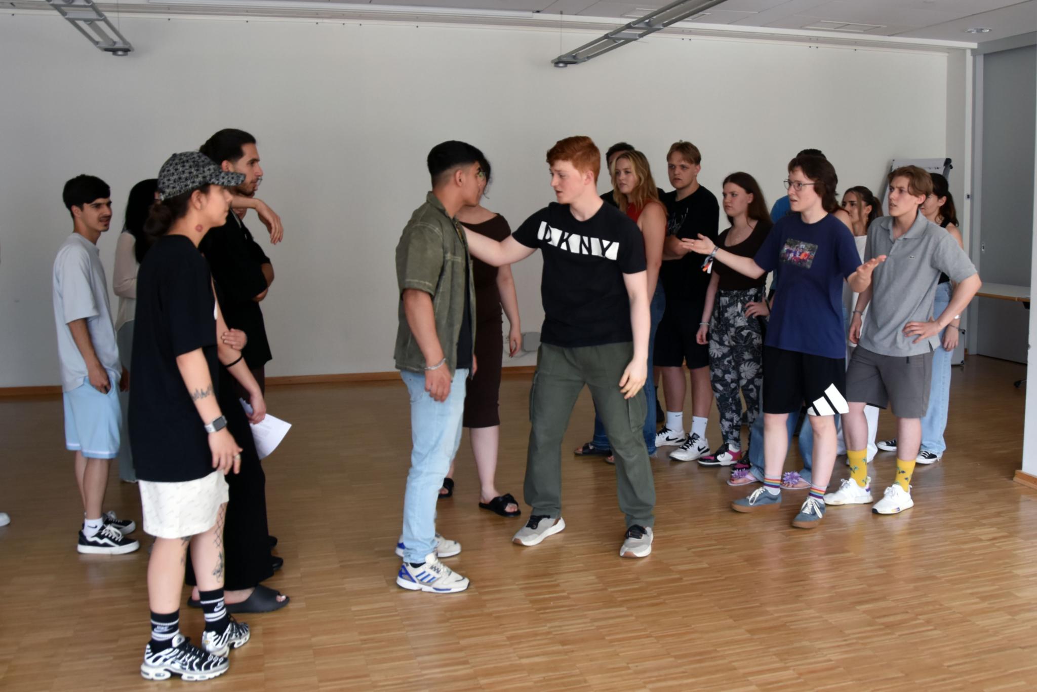 Eine Gruppe von jungen Menschen probt für ein Theaterstück