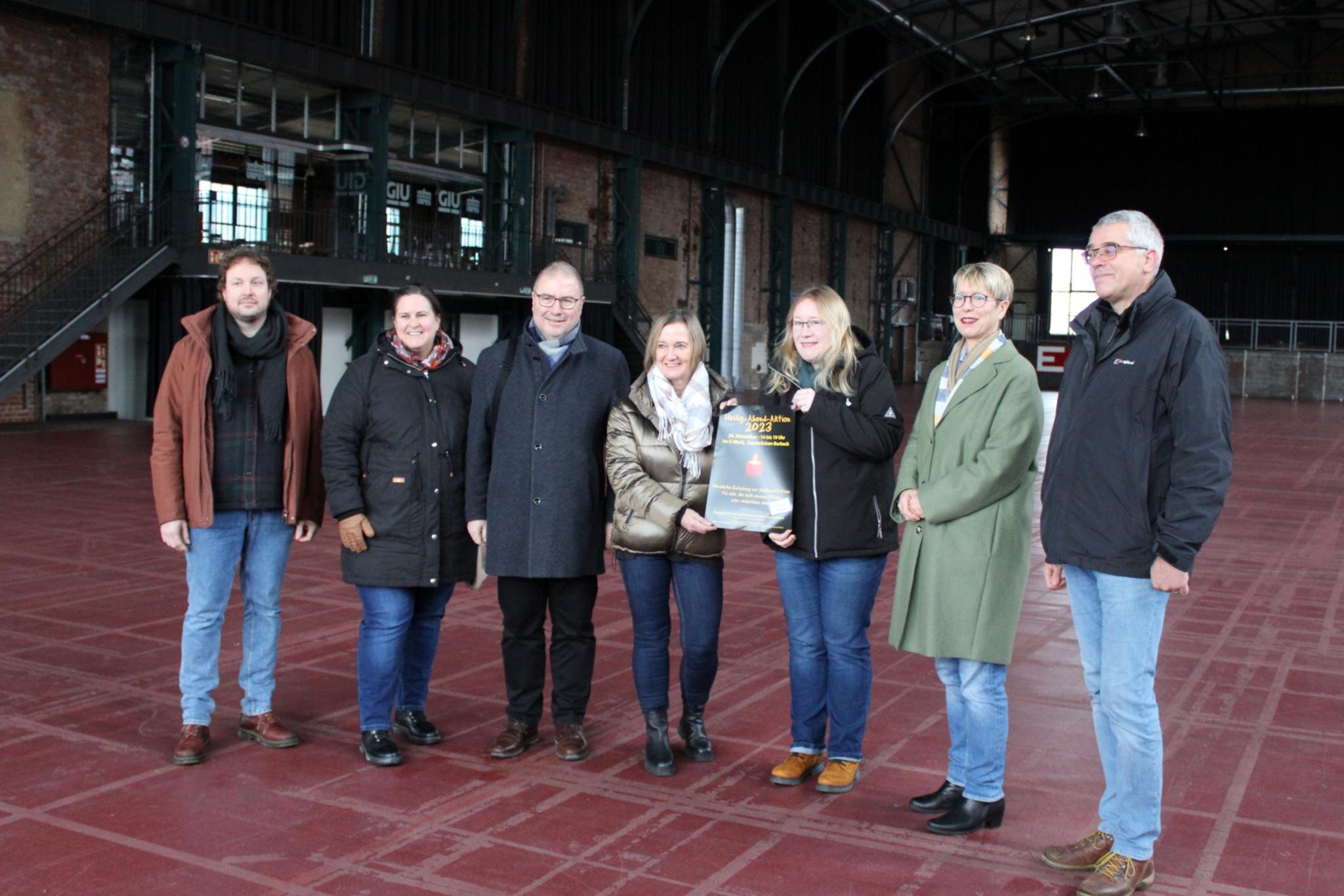 Das Leitungsteam der Saarbrücker Heiligabend-Aktion: (v.l.) Maximilian Schmitt (Café Exodus), Tina Haase (Fachstelle Kinder- und Jugendpastoral), Superintendent Christian Weyer (Kirchenkreis Saar West), Alexandra Klein und Tina Wagner (beide Fachstelle) Lutwin Gilla und Monika Urbatsch (beide Pastoraler Raum Saarbrücken), im E-Werk in Saarbrücken.