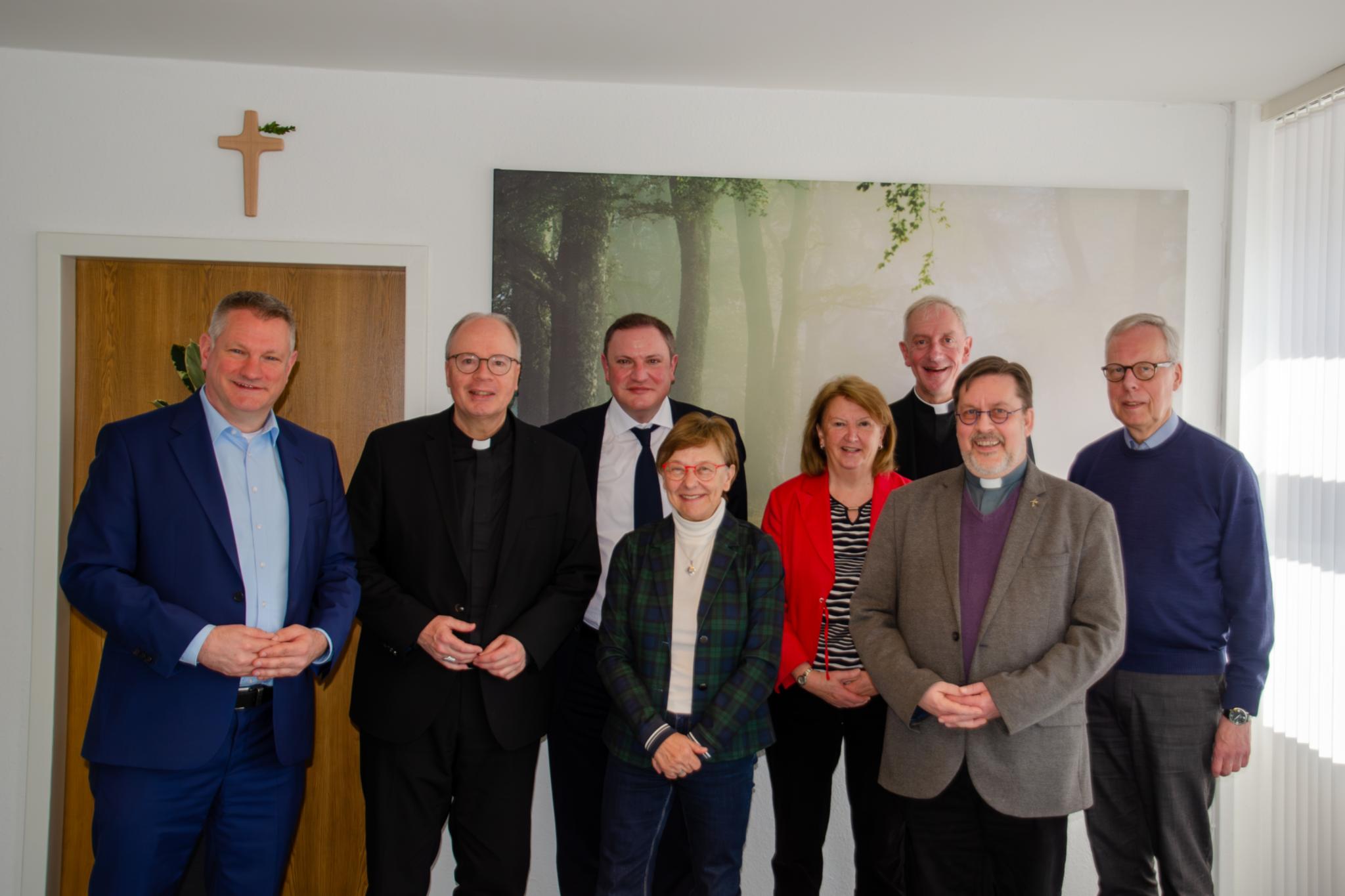 Michael Schley (Caritasdirektor), Bischof Dr. Stephan Ackermann, Daniel Jung (stellv. Vorsitzender Caritasverband), Gisela Rink (Vorsitzende Caritasverband), Gabriele Schöneberger (Vorstandsmitglied), Domkapitular Benedikt Welter (Vorsitzender des Diözesancaritasverbandes), Diakon Roland Isberner (Caritasratsvorsitzender), Pfarrer Eugen Vogt (Pfarrei St. Johann)