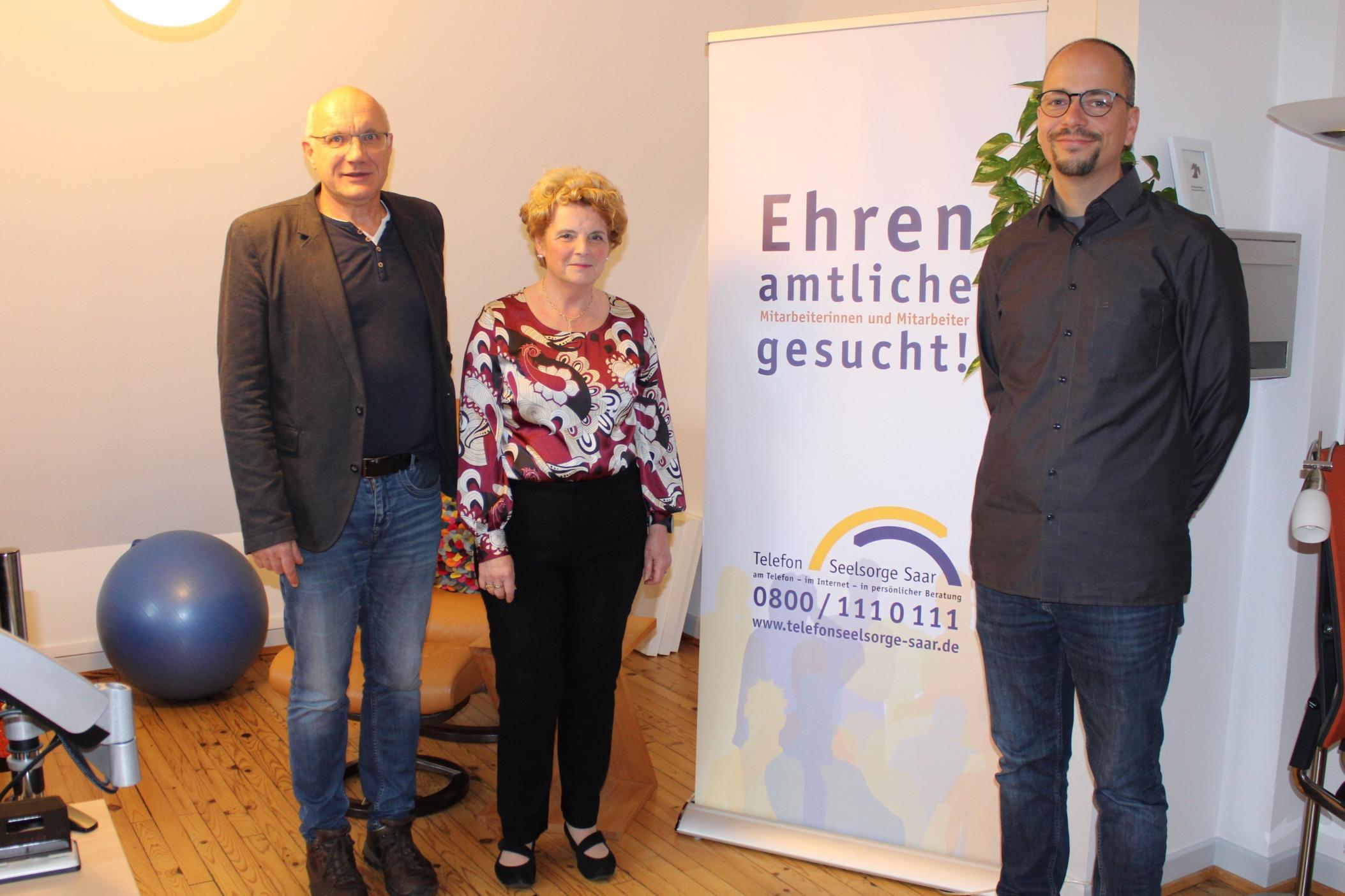 Pfarrer Volker Bier (ev. Leiter), Ehrenamtliche Ursula Joussier und Ulrich Monzel (kth. Leiter) warben für ein Engagement bei der TelefonSeelsorge Saar.