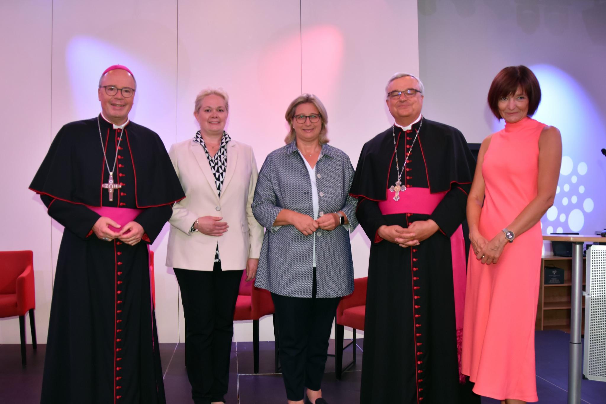 Bischof Dr. Stephan Ackermann, Landtagspräsidentin Heike Becker, Ministerpräsidentin Anke Rehlinger, Bischof Dr. Karl Heinz Wiesemann und Ordinariatsdirektorin Katja Göbel.