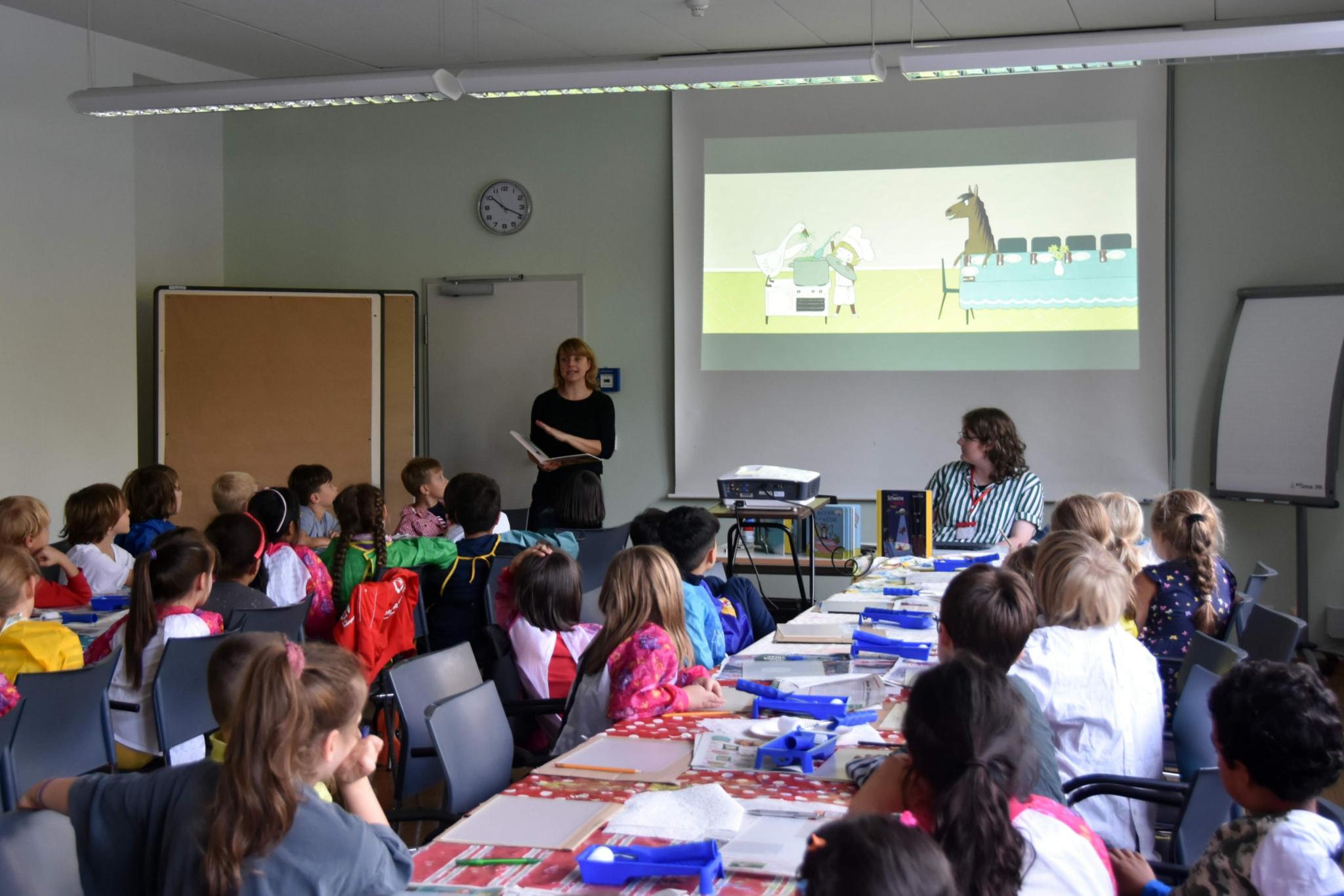 Zweitklässler der Europäischen Schule Saarland lernen beim Workshop 'Suppe ist fertig' von Illustratorin Susanne Straßer die Technik der Monotypie.