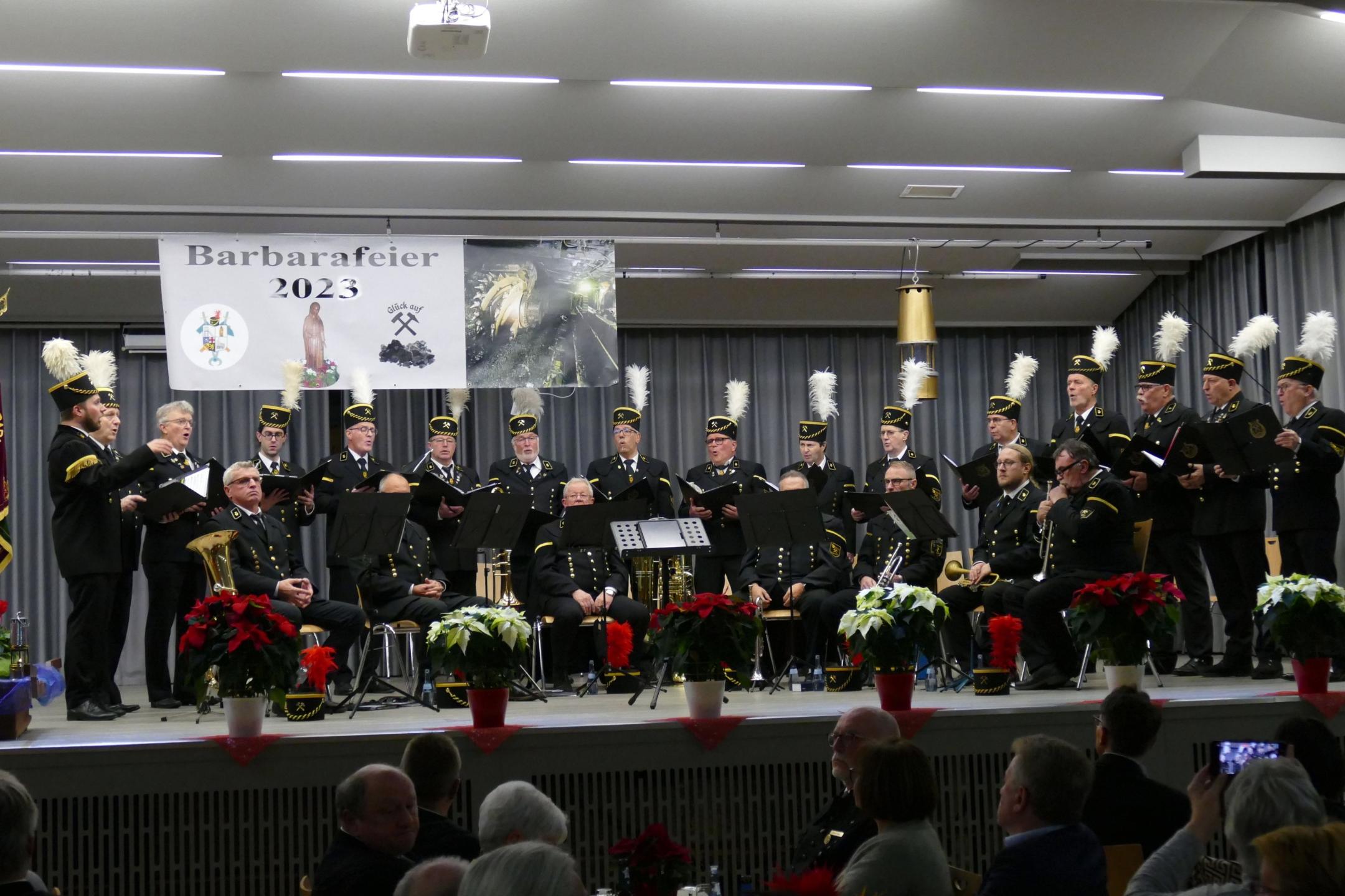 Saarknappenchor und das Brass Ensemble der Bergkapelle spielten bei der Zentralen Barbarafeier.