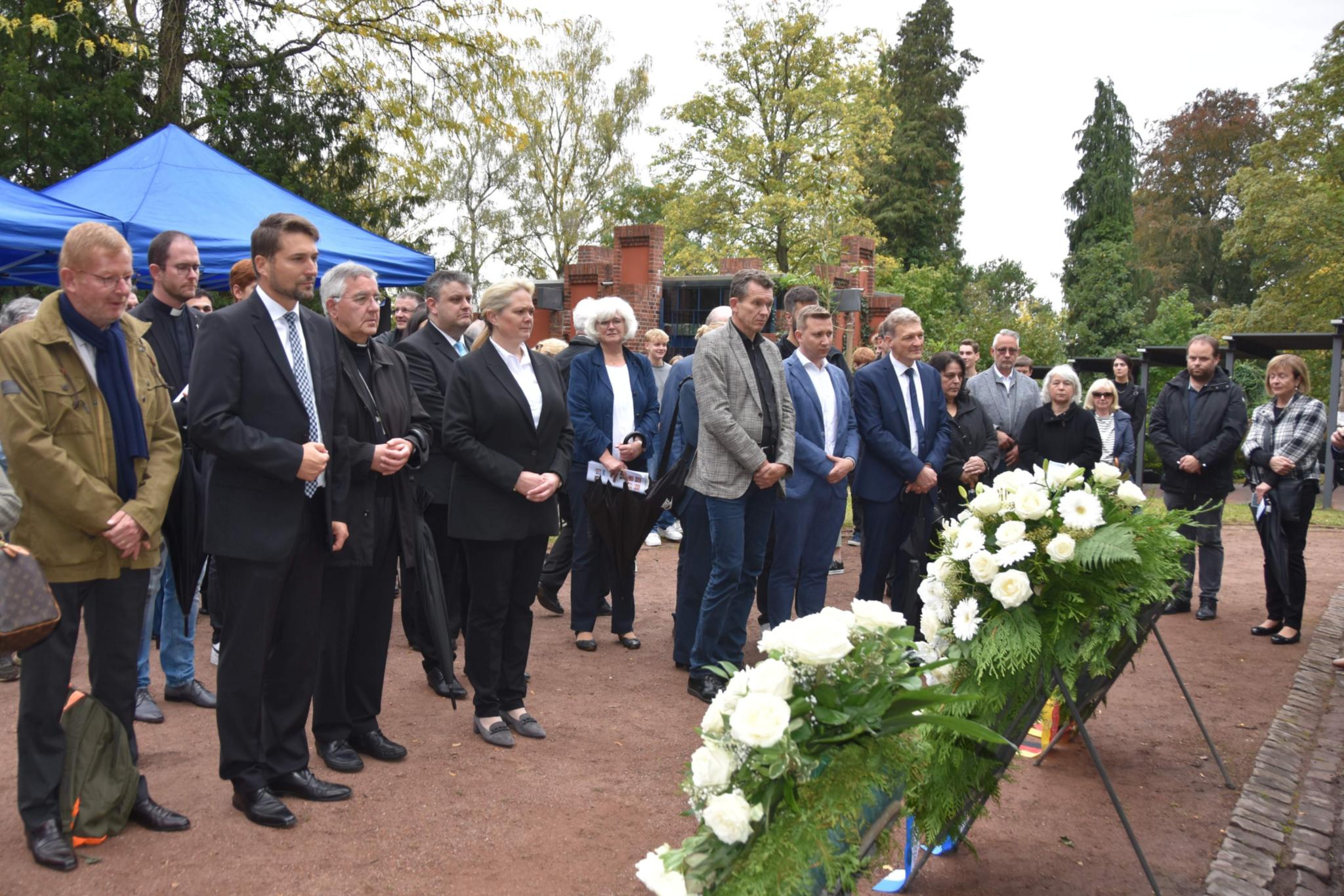 Landtagspräsidentin, Oberbürgermeister, Weihbischof, Generalkonsul, Großnichte Juliane Baez und viele Saarbrücker Bürger gedachten des ermordeten Willi Graf.