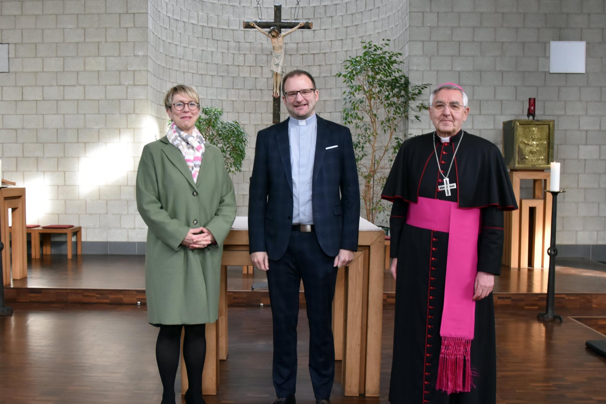 Monika Urbatsch, Frank Kleinjohann und Weihbischof Franz Josef Gebert.