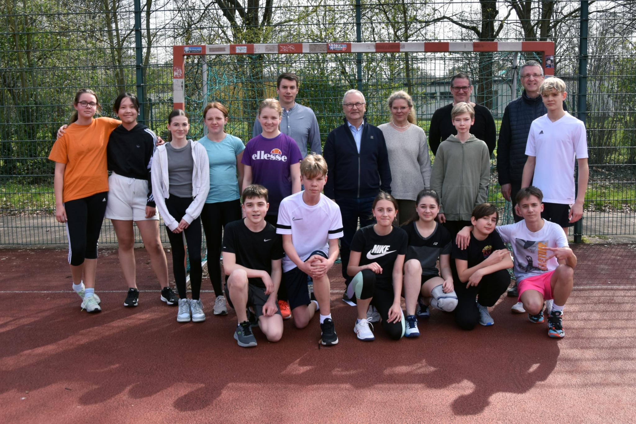 Schülerinnen und Schüler der Klasse 7b und ihre Lehrer Stephan Arnold, Stefan Kilz, Annemarie Reimers, Mark Kopp und Schulpfarrer Bernd Schütz.