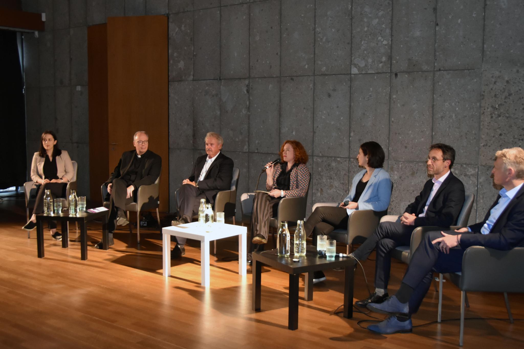 Es diskutierten: Carolin Ackermann, Stephan Ackermann, Jean Asselborn, Sabine Wachs, Stelle Pazzi, Thomas Bousonville und Stephan Toscani.