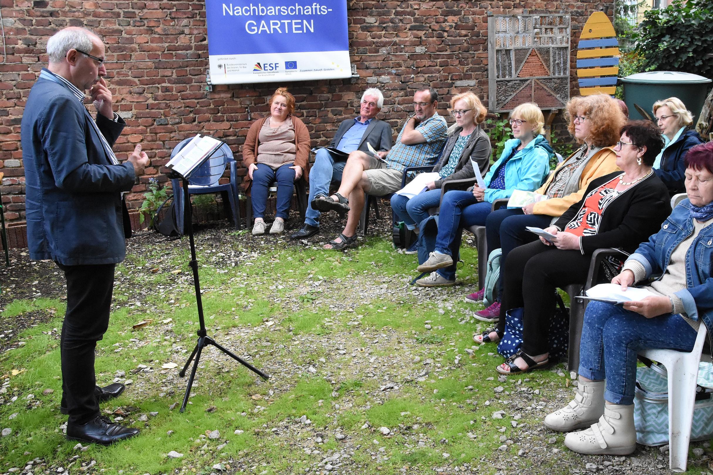 Pfarrer Joachim Hipfel von der Freien Evangelischen Gemeinde Saarbrücken hielt im Nachbarschaftsgarten die Predigt.