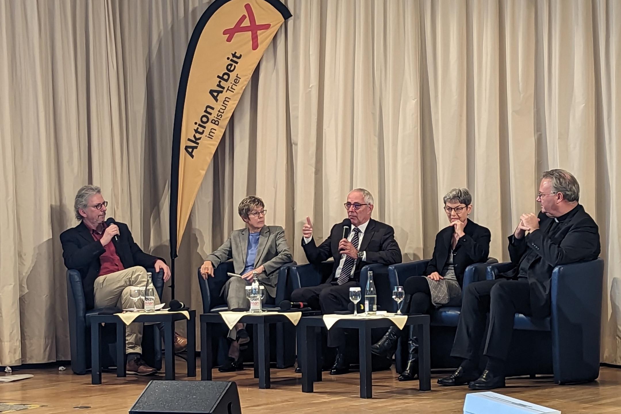 Bei der Fachtagung diskutierte Stefan Weinert (links) mit Annegret Kramp-Karrenbauer, DIHK-Präsident Peter Adrian, Geschäftsführerin der Regionaldirektion der Bundesagentur für Arbeit Heidrun Schulz und Domkapitular Hans Günther Ullrich (v.l.)