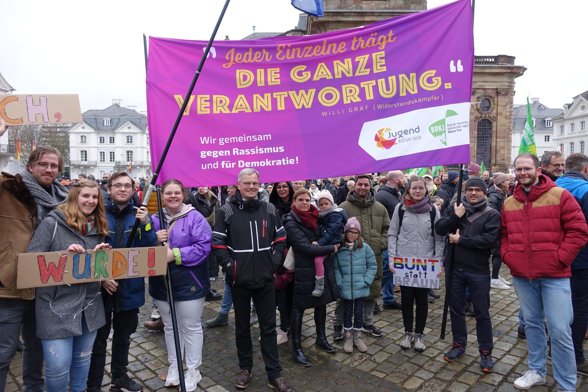 Mit dabei bei der Demo waren auch verschiedene kirchliche Gruppen und Organisationen: darunter der Trierer Generalvikar Dr. Ulrich Graf von Plettenberg (Mitte) und Jugendpfarrer Thomas Hufschmidt (rechts)