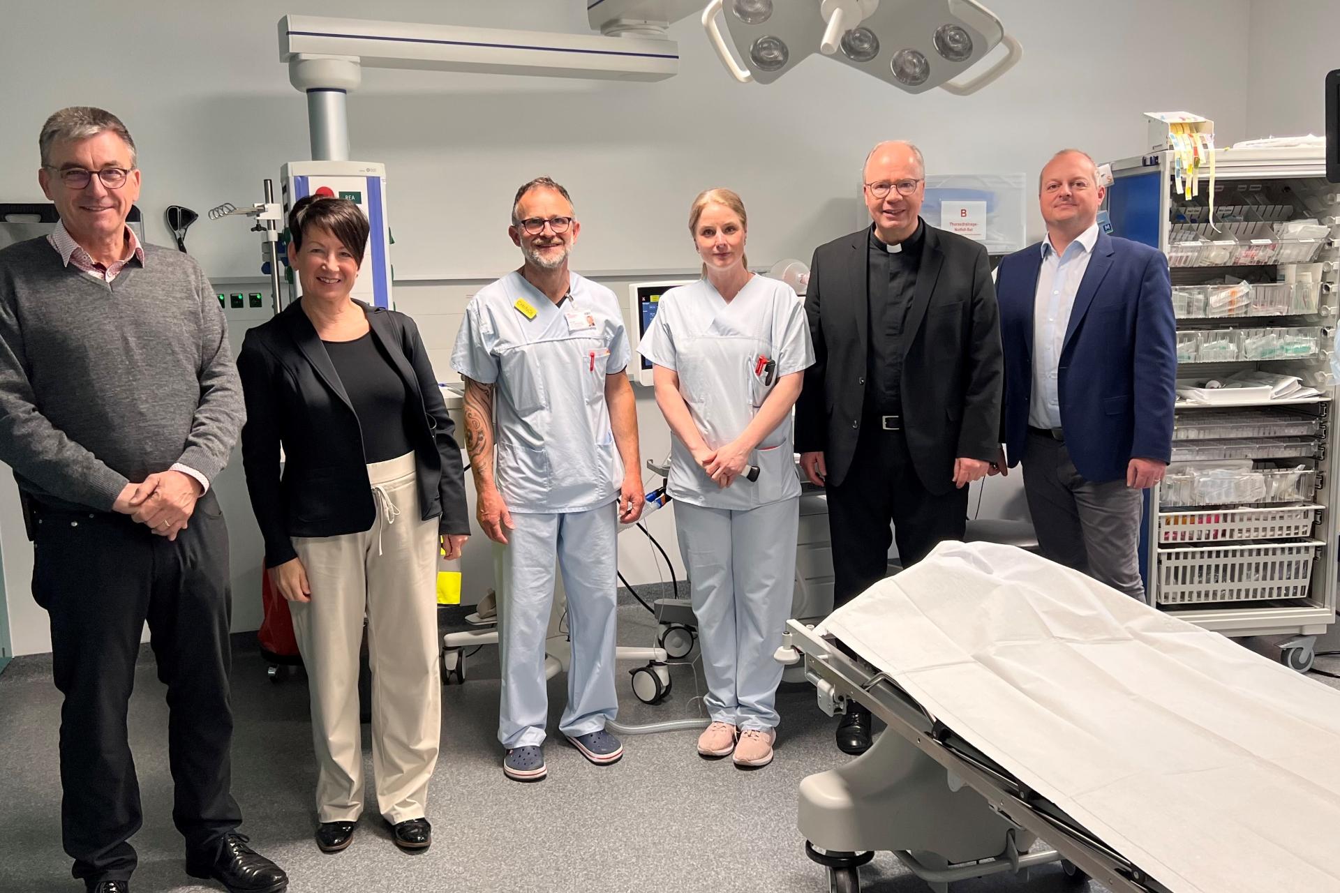Bischof Stephan Ackermann besucht das CaritasKlinikum Saarbrücken gemeinsam mit Pastoralreferent Hermann-Josef Mayers (links), Margret Reiter (zweite von links),Marcus Koch, die Ärztliche Leiterin der ZNA Stephanie Groenewold (Mitte) und Pflegedirektor Sascha Kropp (rechts).