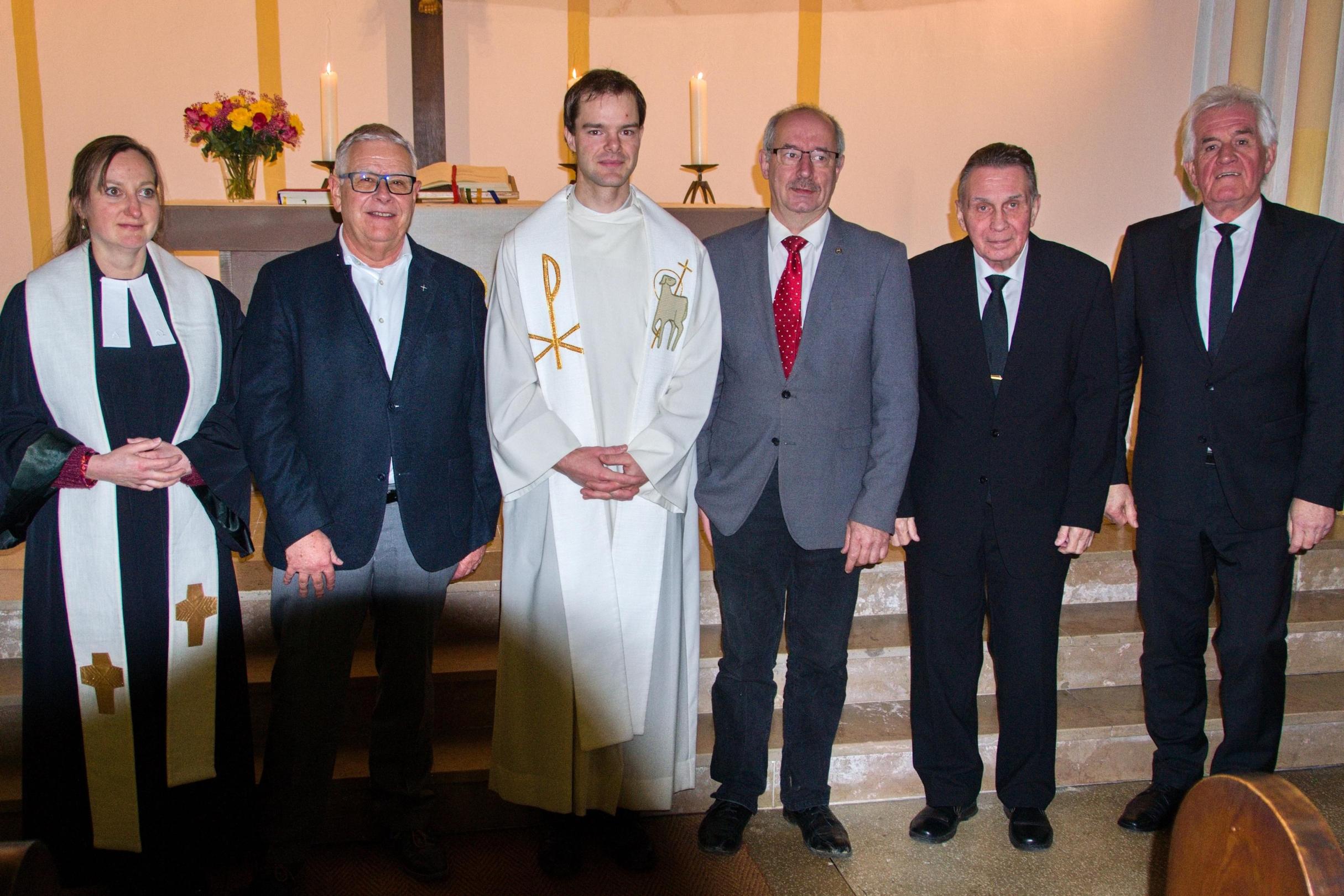 Als Liturgin und Liturgen gestalteten den Gottesdienst (Foto von links nach rechts): Pfarrerin Juliane Opiolla, Synodalassessorin des Evangelischen Kirchenkreises Saar-West; Wolfgang Schmidt, Evangelischer Kirchenkreis Saar-West und Vorstand der ACK Saar; Pfarrer Johannes Achenbach, Selbständige Evangelisch-Lutherischen Immanuelgemeinde; Pastor Joachim Hipfel, Freie evangelische Gemeinde FeG und Vorstand ACK Saar; Achim Eisel und Peter Guckenbiehl, Neuapostolische Kirche Saar-Pfalz