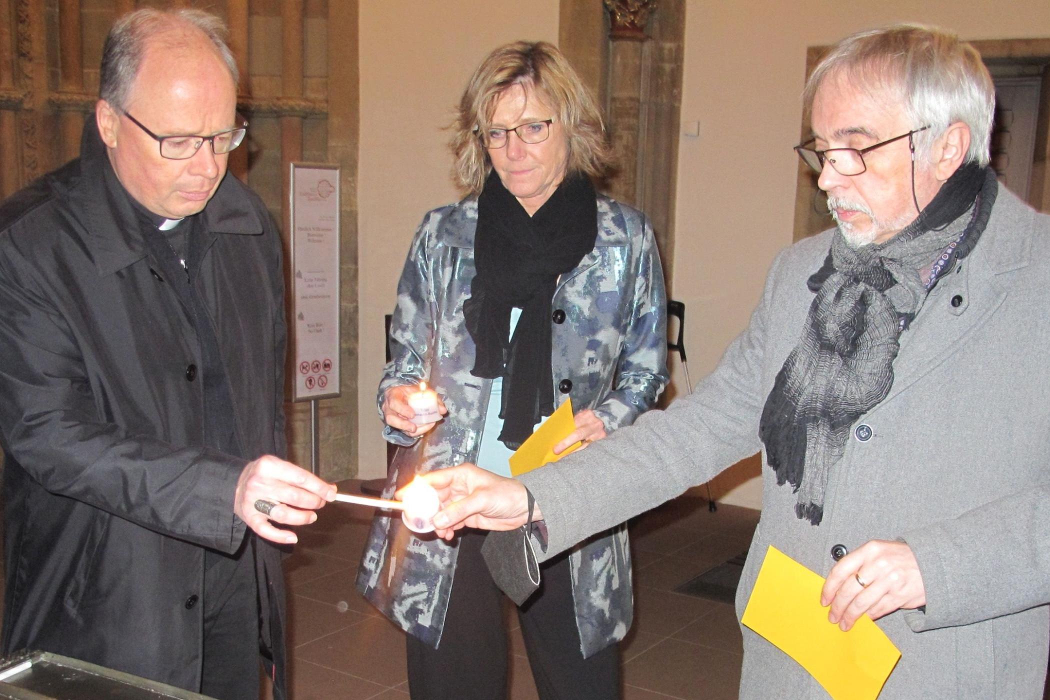 Bischof Dr. Stephan Ackermann und die beiden Präventionsbeauftragten des Bistums, Angela Dieterich und Dr. Andreas Zimmer, gedenken der Betroffenen sexuellen Missbrauchs im Bistum Trier.