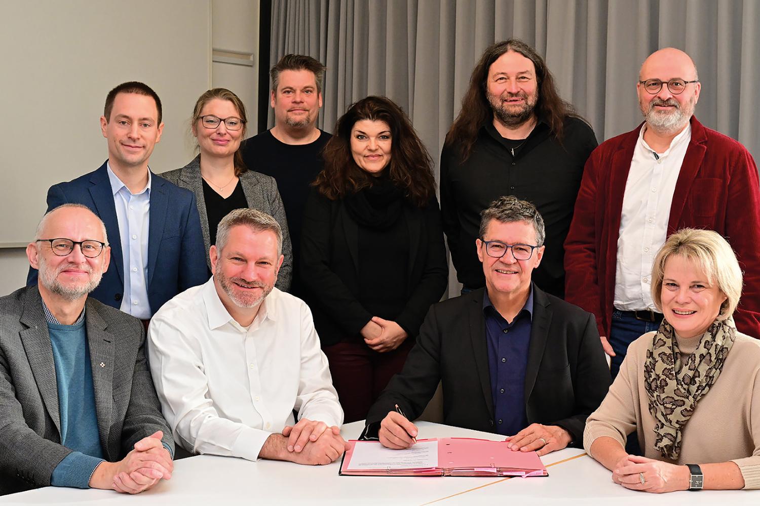 Freudig trafen sich die Unterzeichnenden, Caritasdirektor Michael Schley (2.v.l.) und Diakoniepfarrer Matthias Ewelt, Regionalverbandsdirektor Peter Gillo (2.v.r.), Oberbürgermeisterin von Völklingen, Christiane Blatt, gemeinsam mit weiteren Vertreterinnen und Vertretern des Regionalverbands-Jugendamtes, der Caritas, der Diakonie und der Mit-telstadt Völklingen um die GWA erfolgreich für Saarbrücken und Umgebung für weitere 5 Jahre zu sichern und fortzuführen.