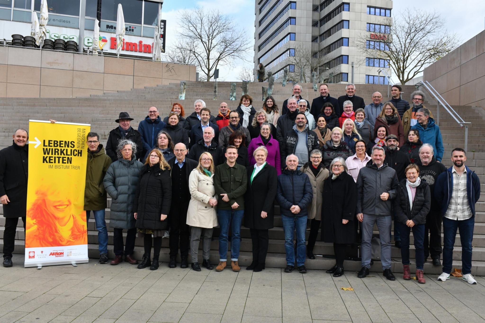 Gruppenfoto der Teilnehmenden und Gastgebenden von Lebenswirklichkeiten 2023.