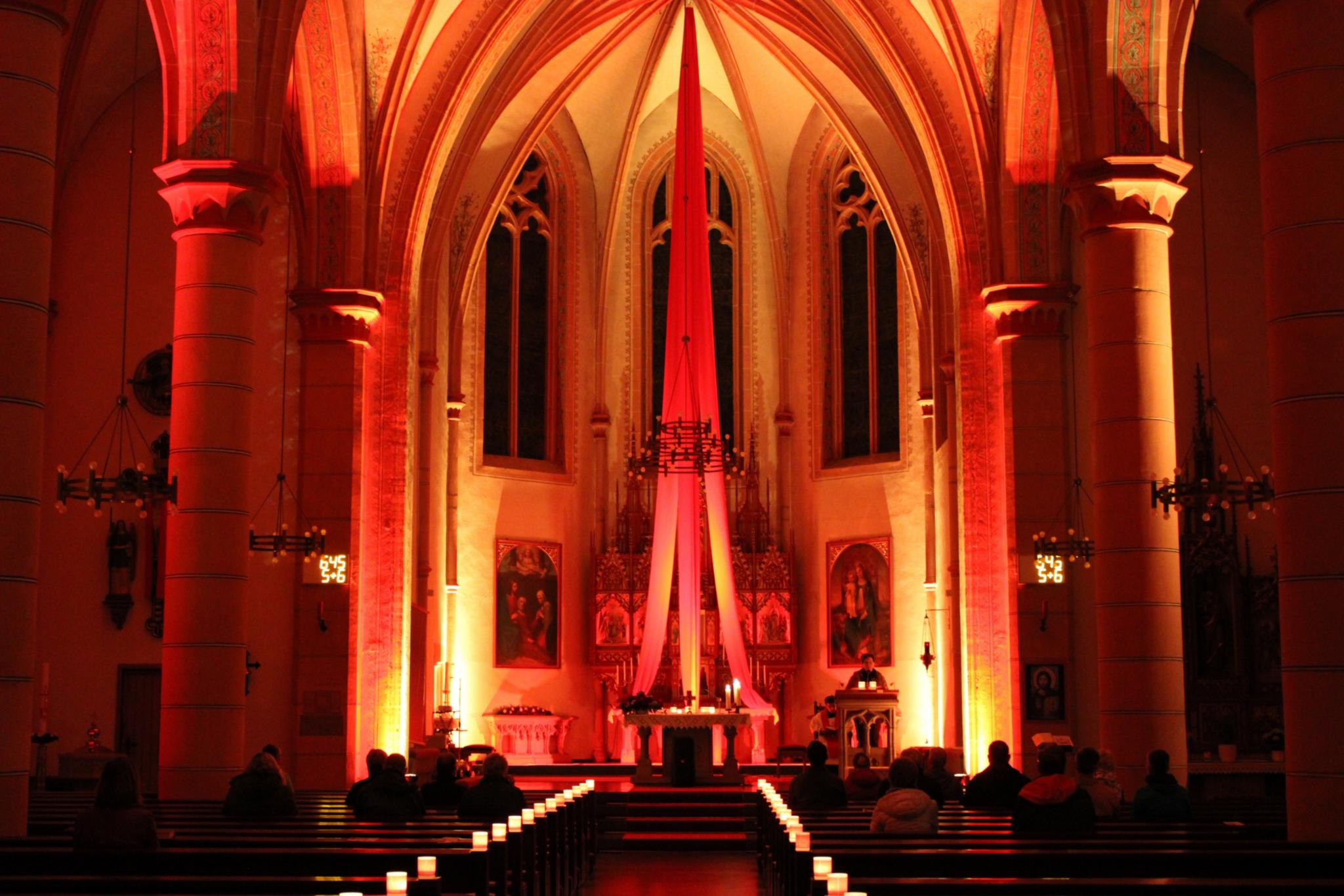 Lichtermeer in der Kirche Maria Himmelfahrt in Marpingen.