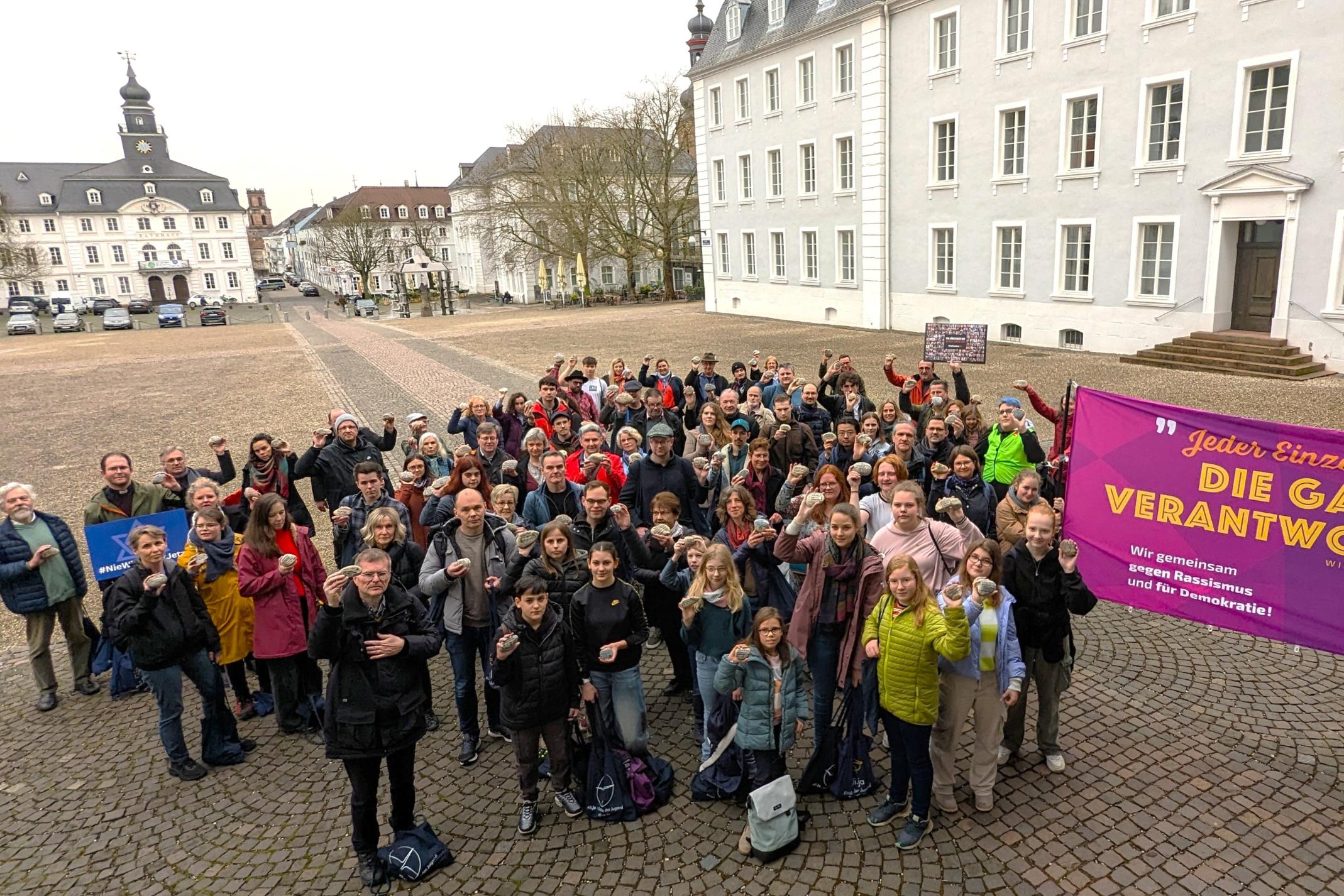 Rund 80 Menschen trugen die Steine mit den Namen der Opfer von der Jugendkirche zum Schloss.