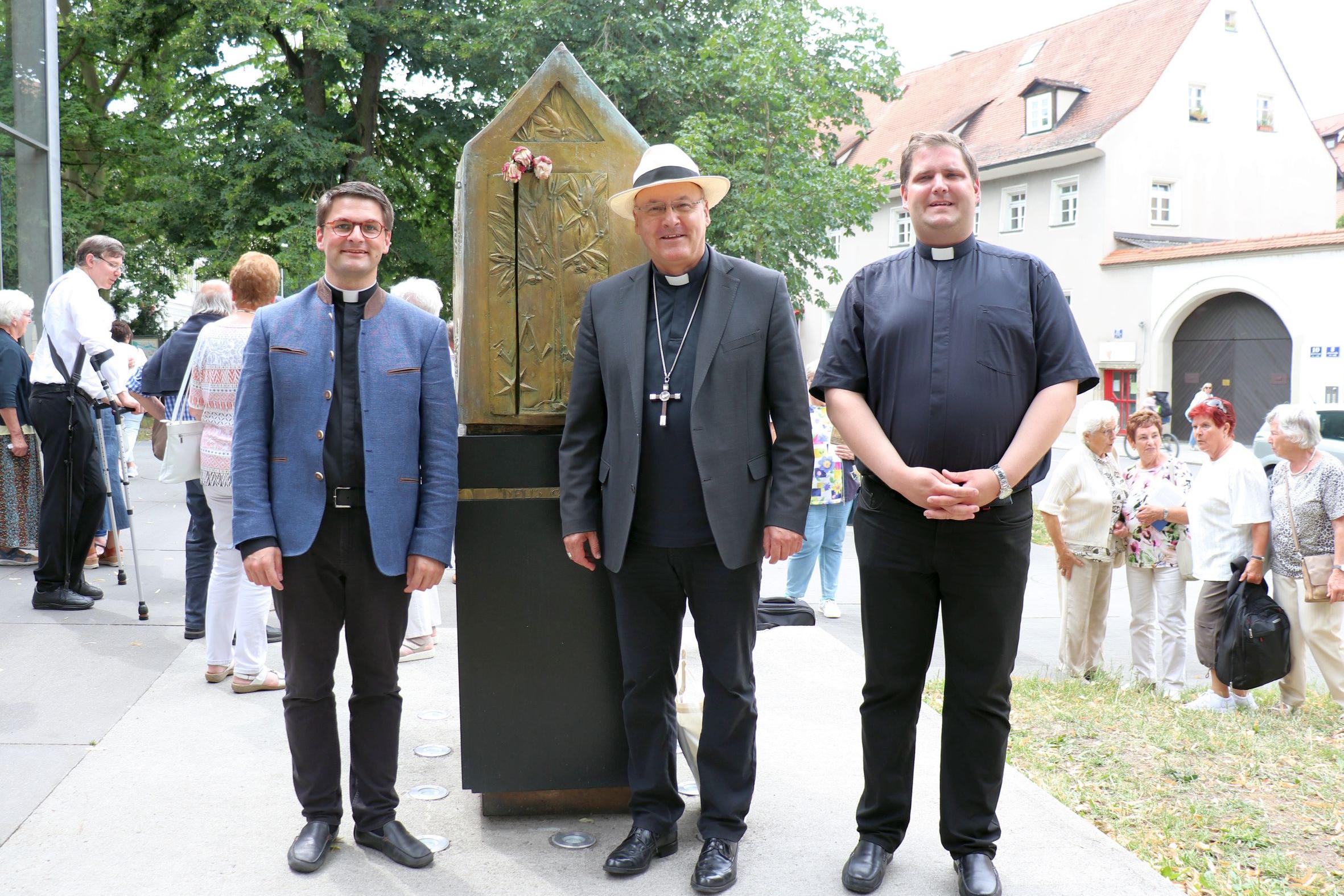 Der Regensburger Bischof Dr. Rudolf Voderholzer (Mitte) mit seinen ehemaligen Studenten Johannes Kerwer (rechts) und Kevin Schirra.