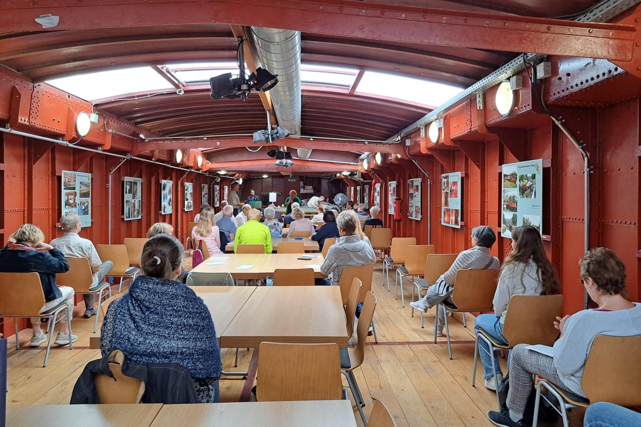Gemeinsamer Gottesdienst auf dem Schiff