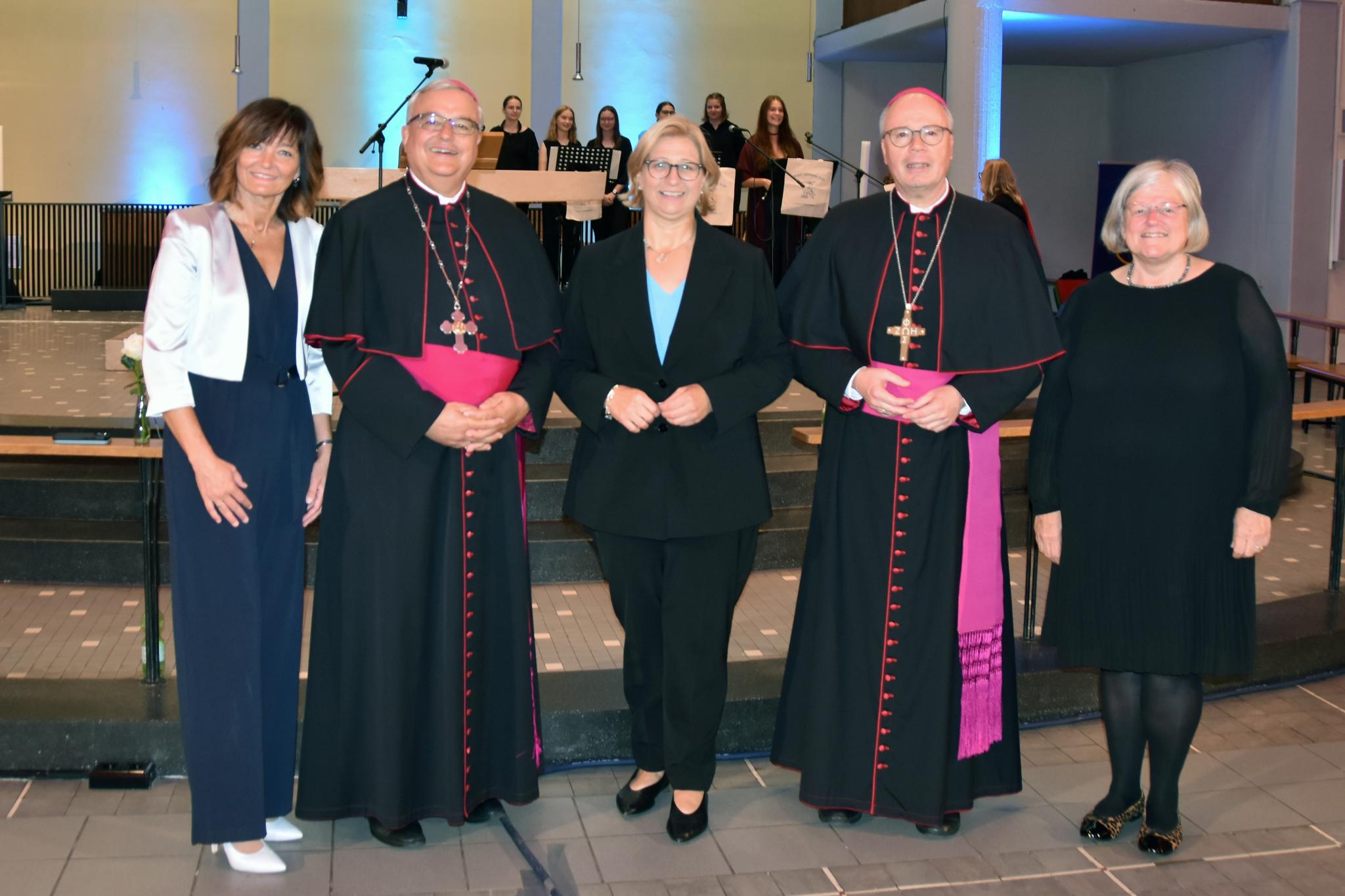 Ordinariatsdirektorin Katja Göbel, Bischof Dr. Karl-Heinz Wiesemann (Speyer), Ministerpräsidentin Anke Rehlinger, Bischof Dr. Stephan Ackermann (Trier) und die stellvertretende Landtagspräsidentin Dagmar Heib (vl.)
