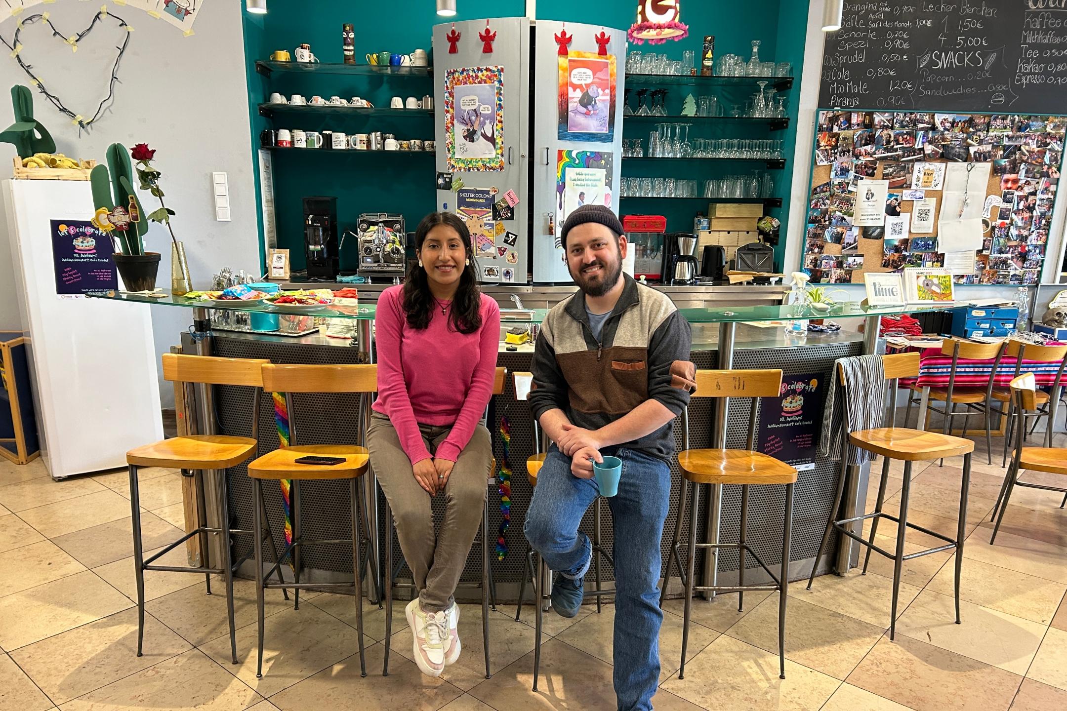 Till Edlinger (rechts) ist der neue Leiter des Café Exodus in Saarbrücken. Seit März arbeitet auch Carla Daniela Salgveiro Forquera aus Bolivien als Freiwilligendienstleistende im Jugendtreff.