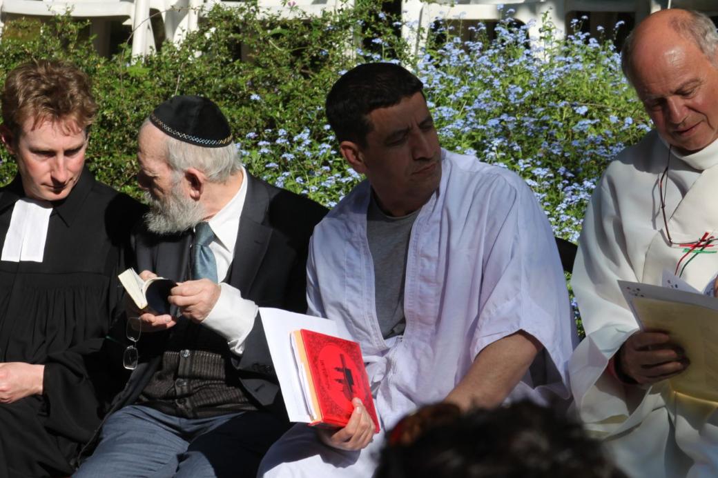 Archivfoto: Mitwirkende Geistliche der verschiedenen Religionen beim Interreligiösen Friedensgebet „auf der Grenze“ 2023.