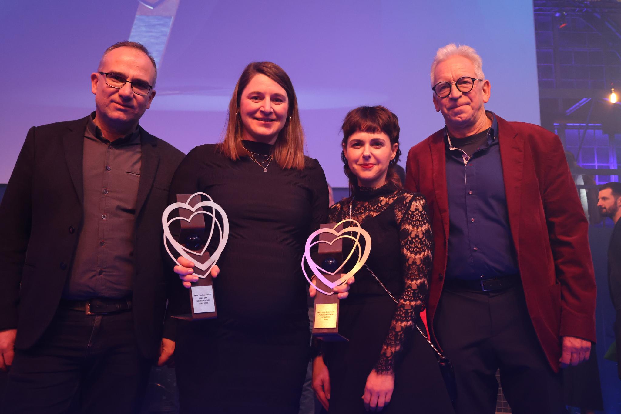 Die Ökumenische Jury beim Max-Ophüls-Filmfestival 2024 mit Filmemacherin Sarah Neumann (2.v.l.): Giorgi Abashishvili, Sabrina Maas, Philipp Huch-Hallwachs (v.l.).
