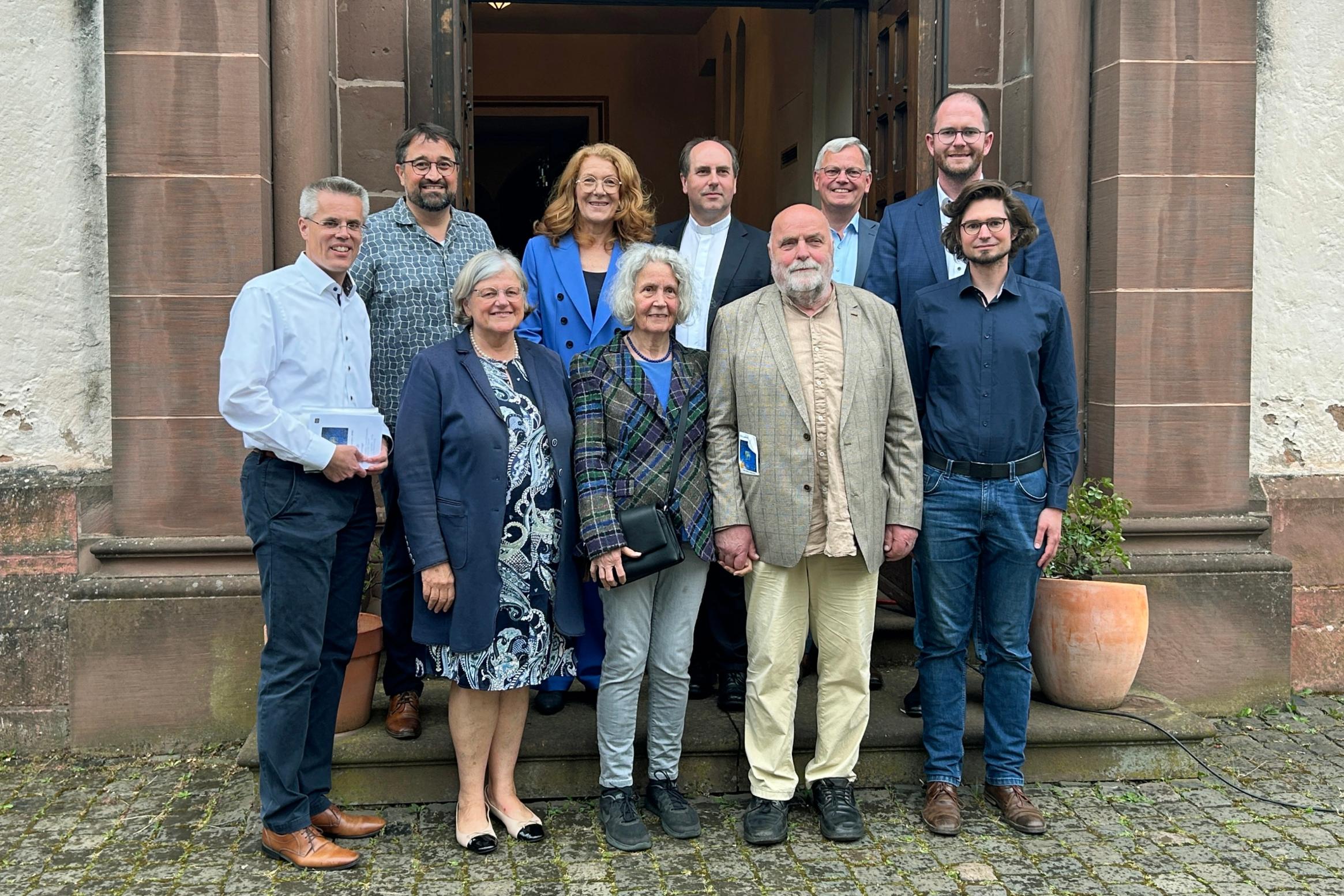 Hintere Reihe von links: Oberbürgermeister Marcus Hoffeld, Kooperator Michael Meyer, Umweltministerin Petra Berg, Dekan PatrikSchmidt, Generalvikar Ulrich von Plettenberg, Jugendpfarrer Thomas Hufschmidt. Vordere Reihe: Schirmherrin Dagmar Heib, Marliese und Uwe Appold, Philipp Kirsch (Leitungsteam Pastoraler Raum Merzig).