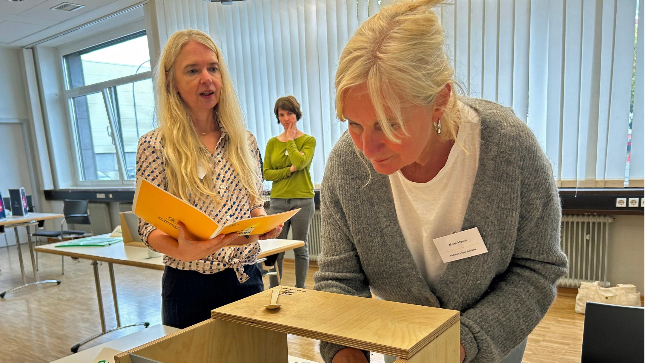 Susanne Klesen (links) und Maike Maurer an einer Station des Demenzparcours, der das Empfinden von Betroffenen simuliert.