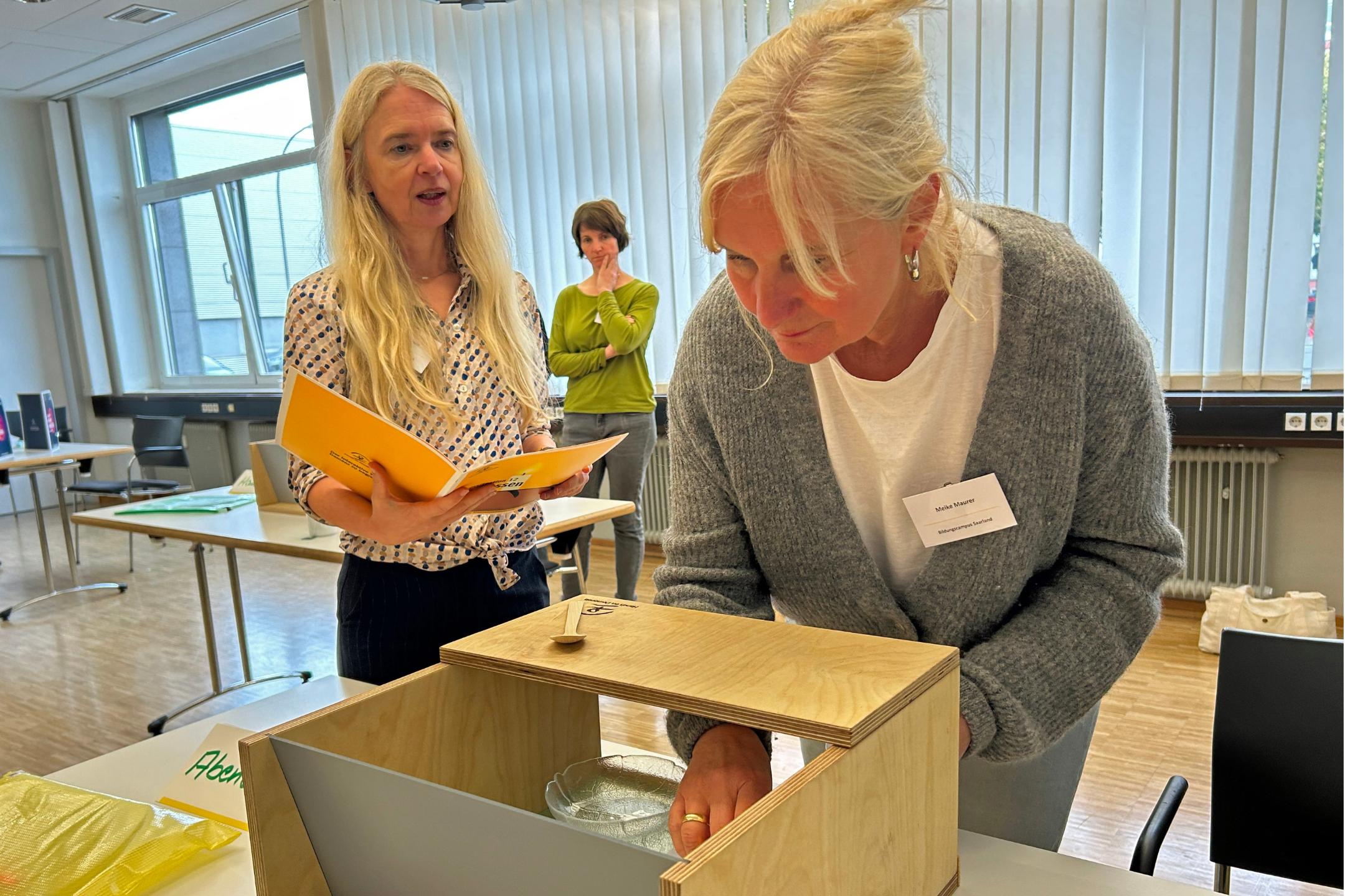 Susanne Klesen (links) und Maike Maurer an einer Station des Demenzparcours, der das Empfinden von Betroffenen simuliert.