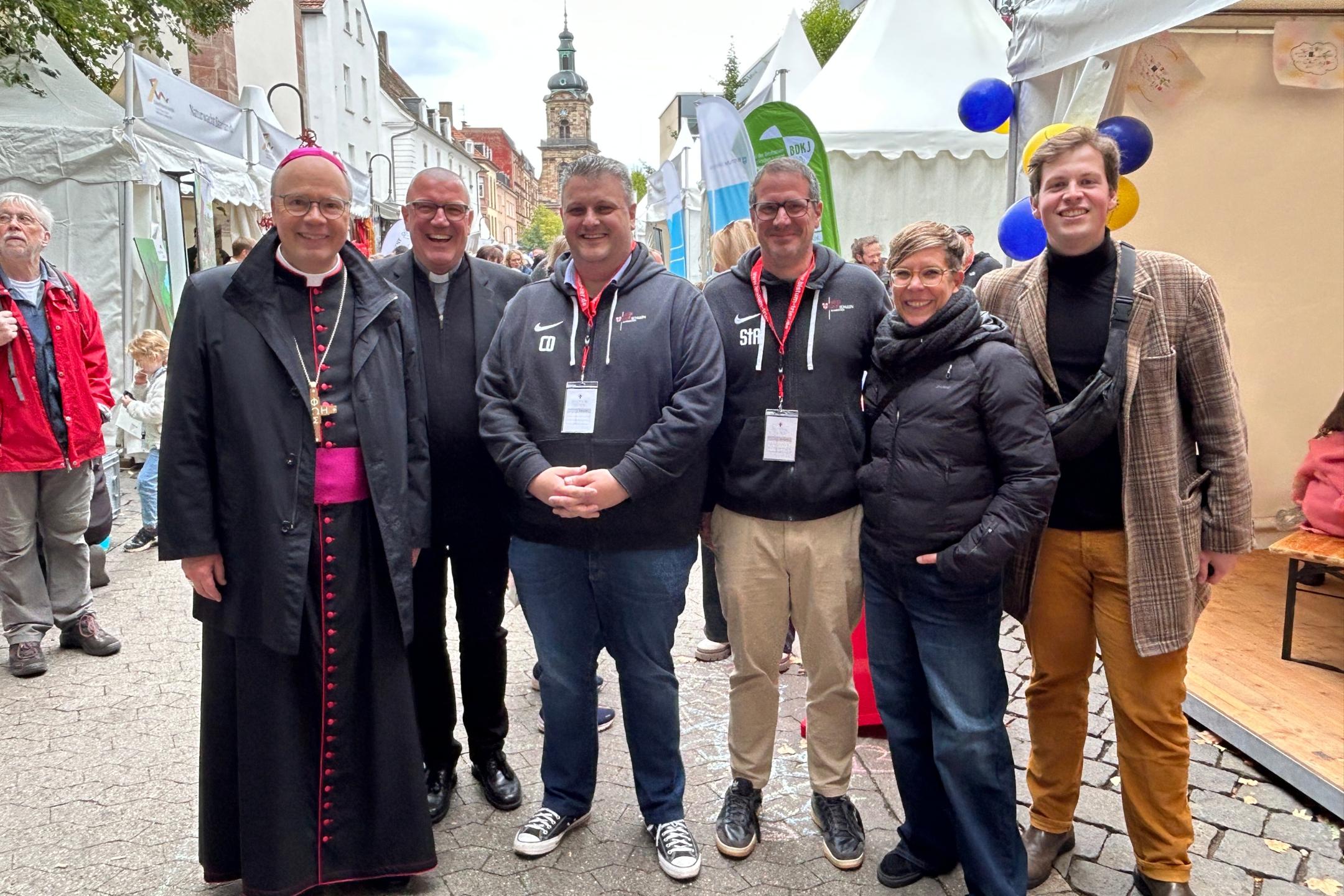 Gruppenfoto mit Bischof beim Bürgerfest