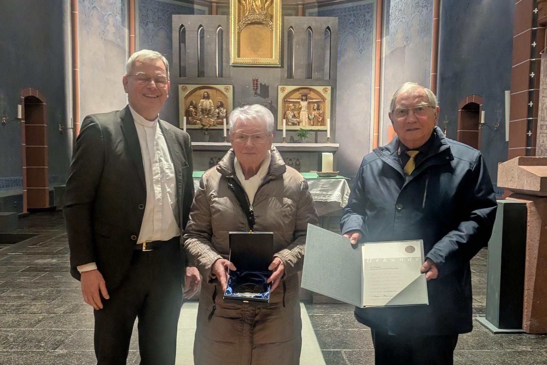 Generalvikar Ulrich von Plettenberg überreichte Annemarie und Heinz Alexander die Bistumsmedaille.