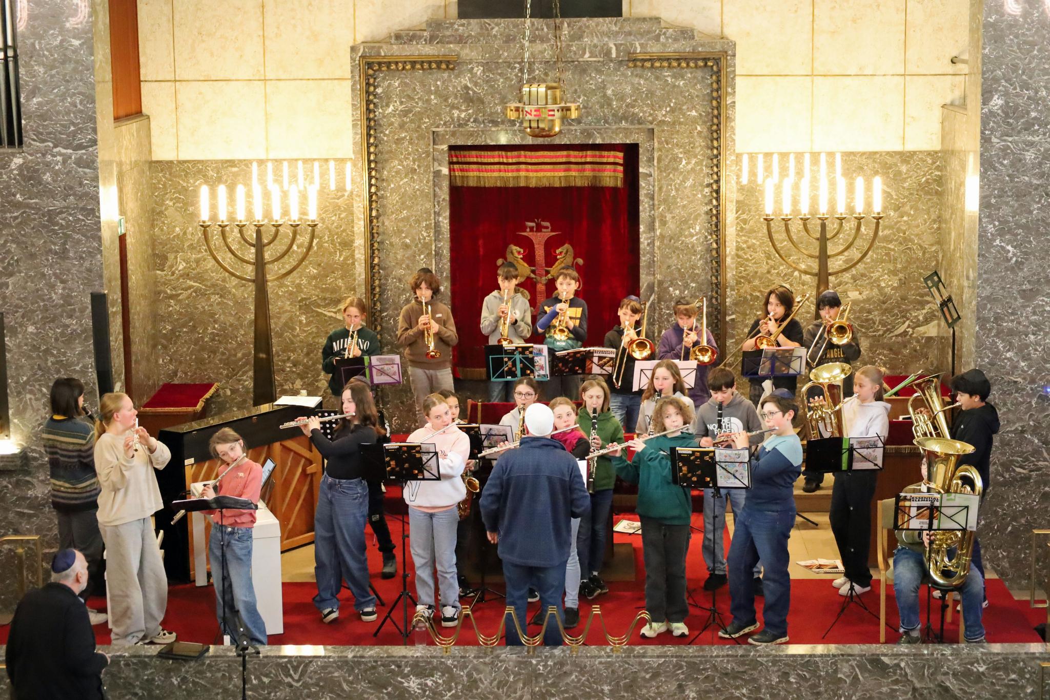 Eine Gruppe mit Blasinstrumenten probt für einen Auftritt