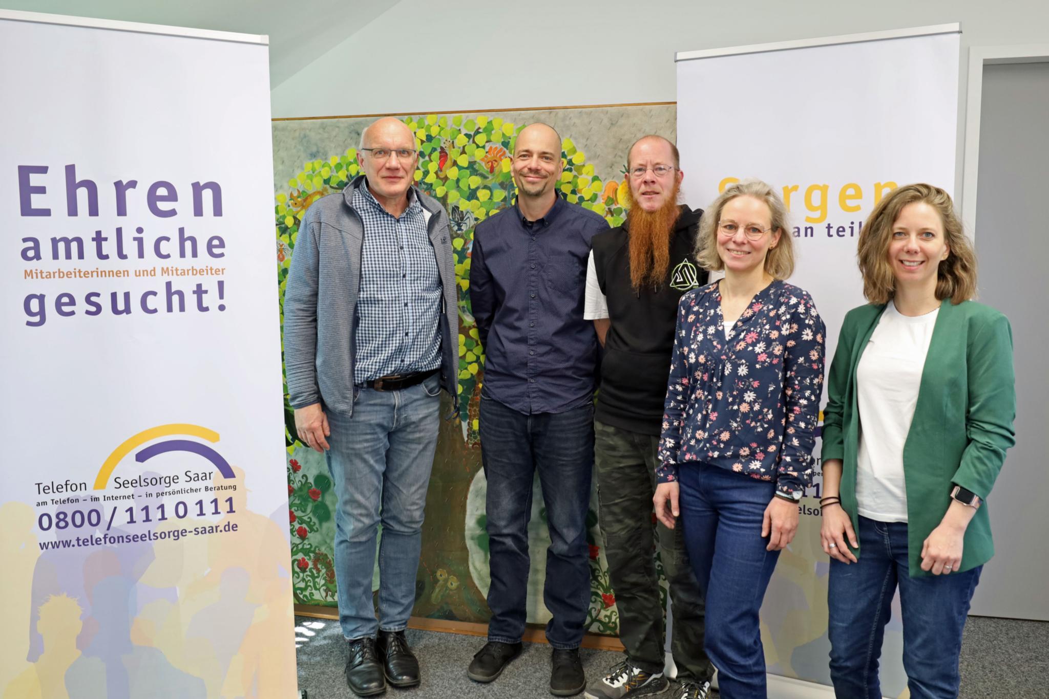 Das Team der evangelisch-katholischen TelefonSeelsorge Saar: Pfarrer Volker Bier (evangelischer Leiter), Ulrich Monzel (katholischer Leiter), Simon Borstnitz (Verwaltung), Katja Stolle-Spies (Beraterin) und Lisa Schwarz (Beraterin) (von links).