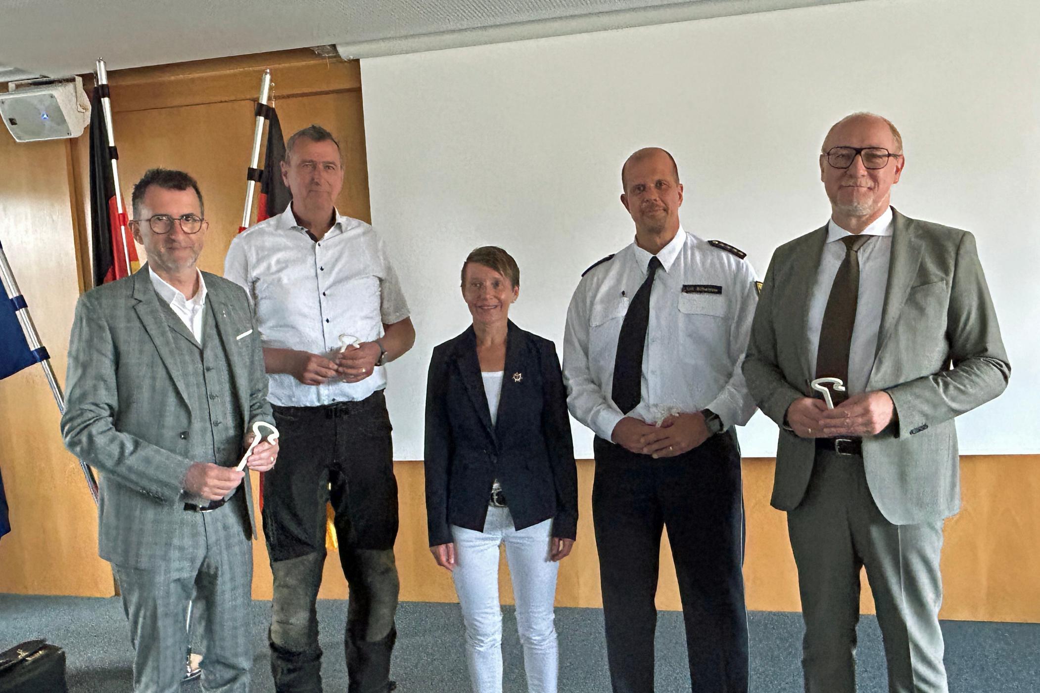 Saar-Innenminister Reinhold Jost, Hubertus Kesselheim, Carmen Folz, Leiter der Landespolizeidirektion Saarland Eric Schweizer und Ulrich Stinner,  Leiter der Abteilung Seelsorge und Lebenswelten im Bischöflichen Generalvikariat (von links).