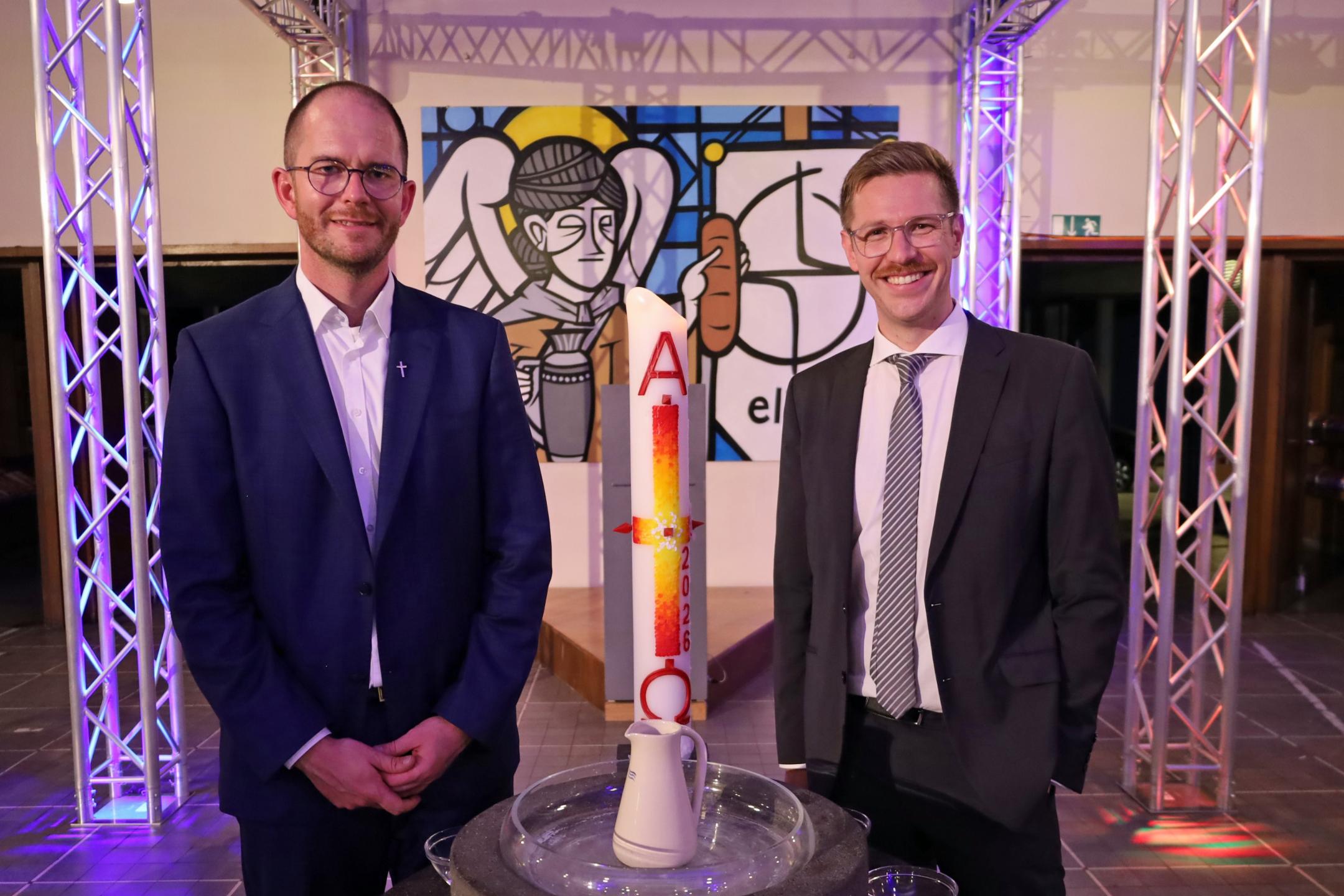 Patric Schützeichel (rechts) folgt auf Thomas Hufschmidt als neuer Jugendpfarrer in Saarbrücken.