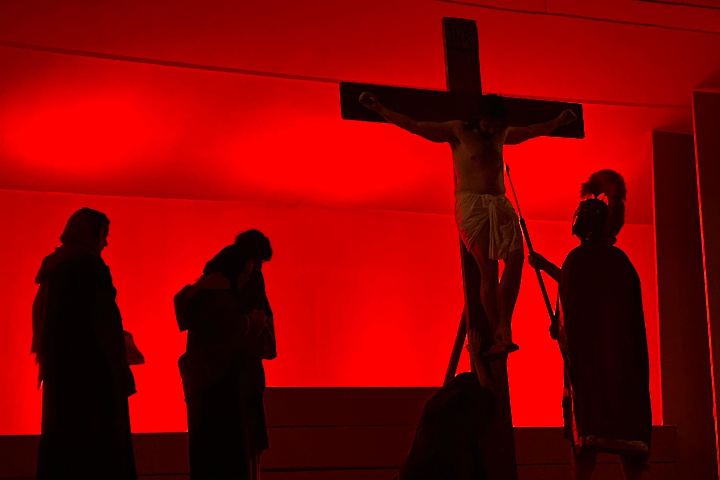Der römische Soldat Longinus sticht Jesus seine Lanze ins Herz.