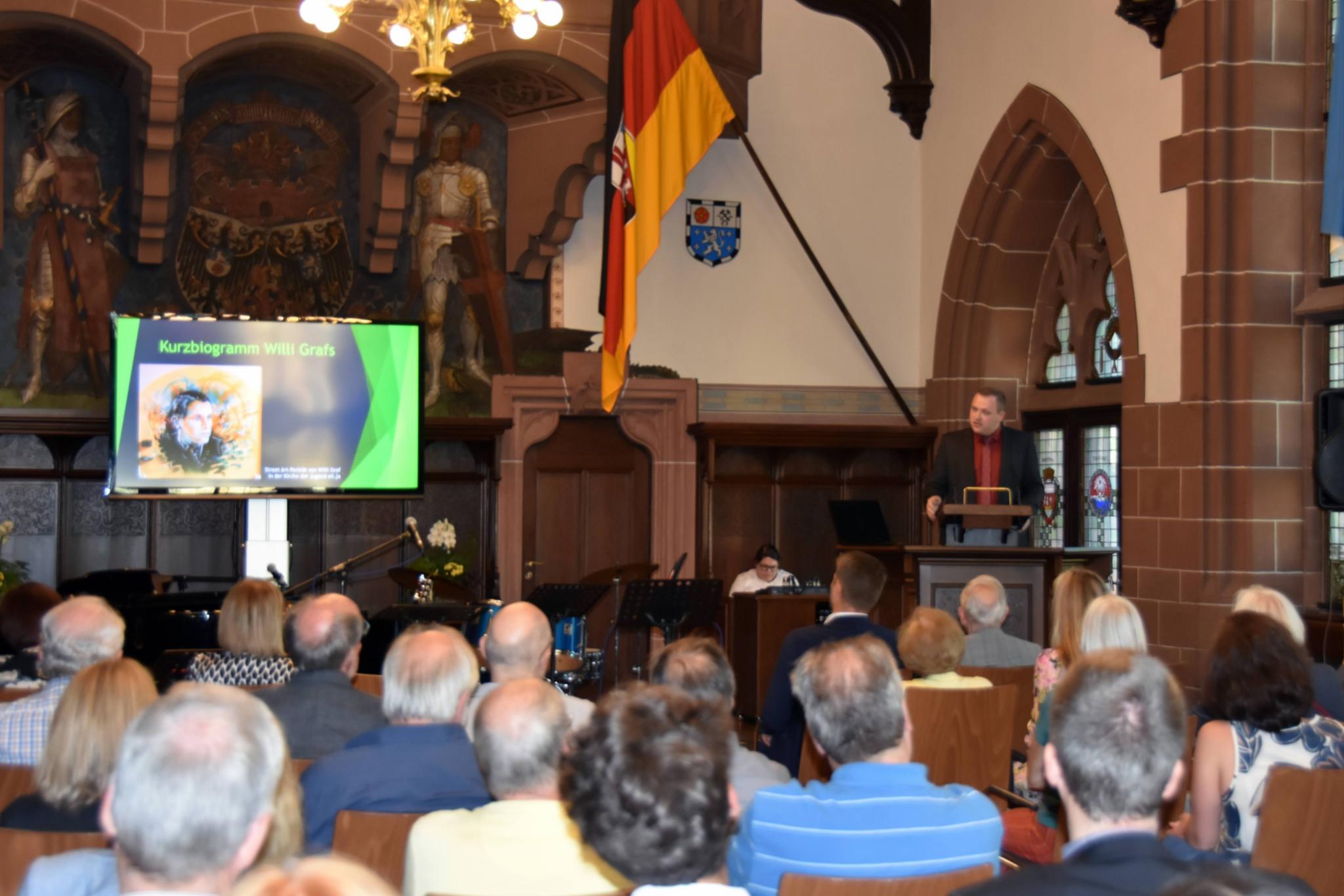 Im Festsaal des Saarbrücker Rathauses beschäftigte sich Frederik Simon mit der Frage des Glaubens als Motivation für den Widerstand.