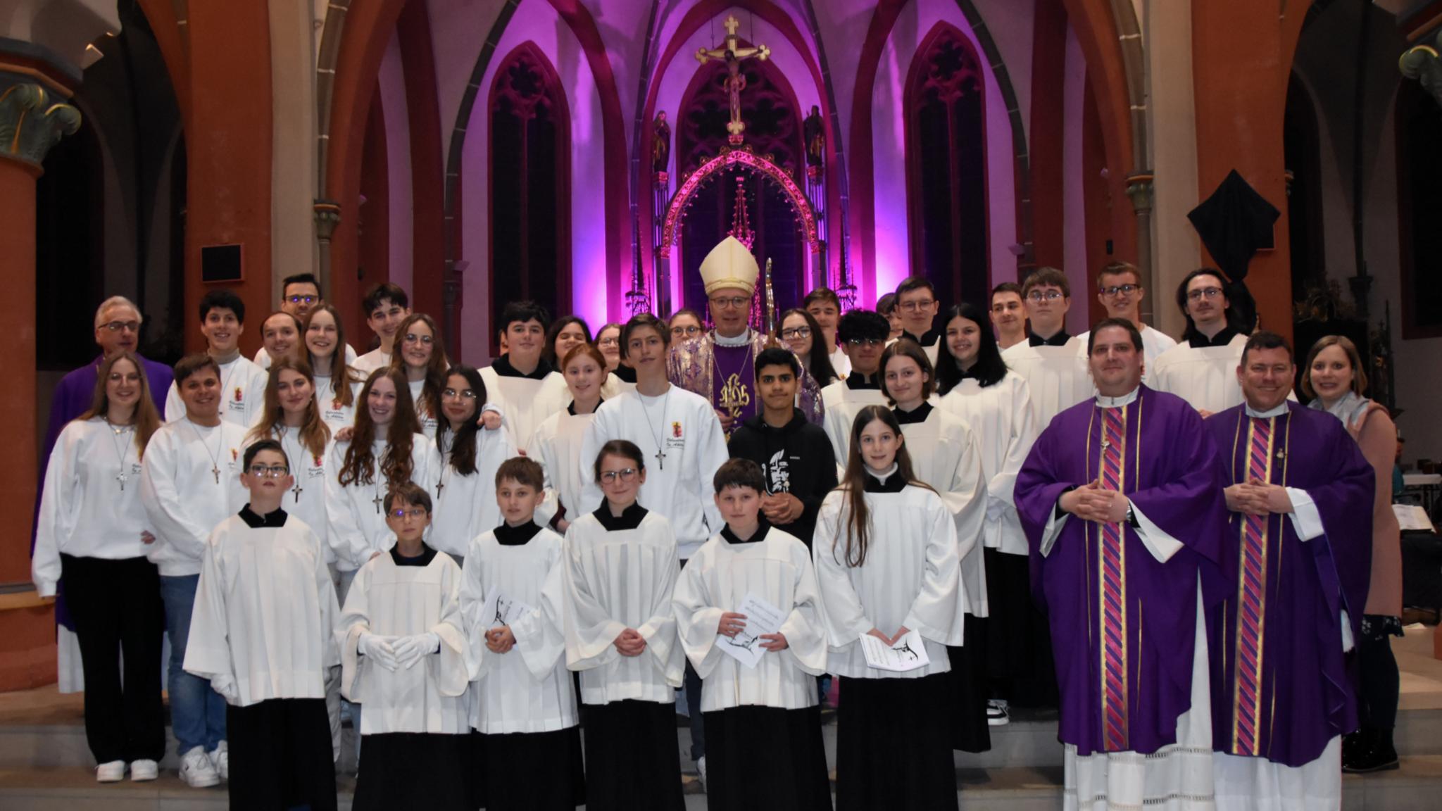 20 Jugendliche des Regnum Christi und ebensoviele Messdinerinnen und Messdiener der Pfarrei beim Gruppenfoto mit Bischof Ackermann und den Patres des Ordens der Legionäre Christi.