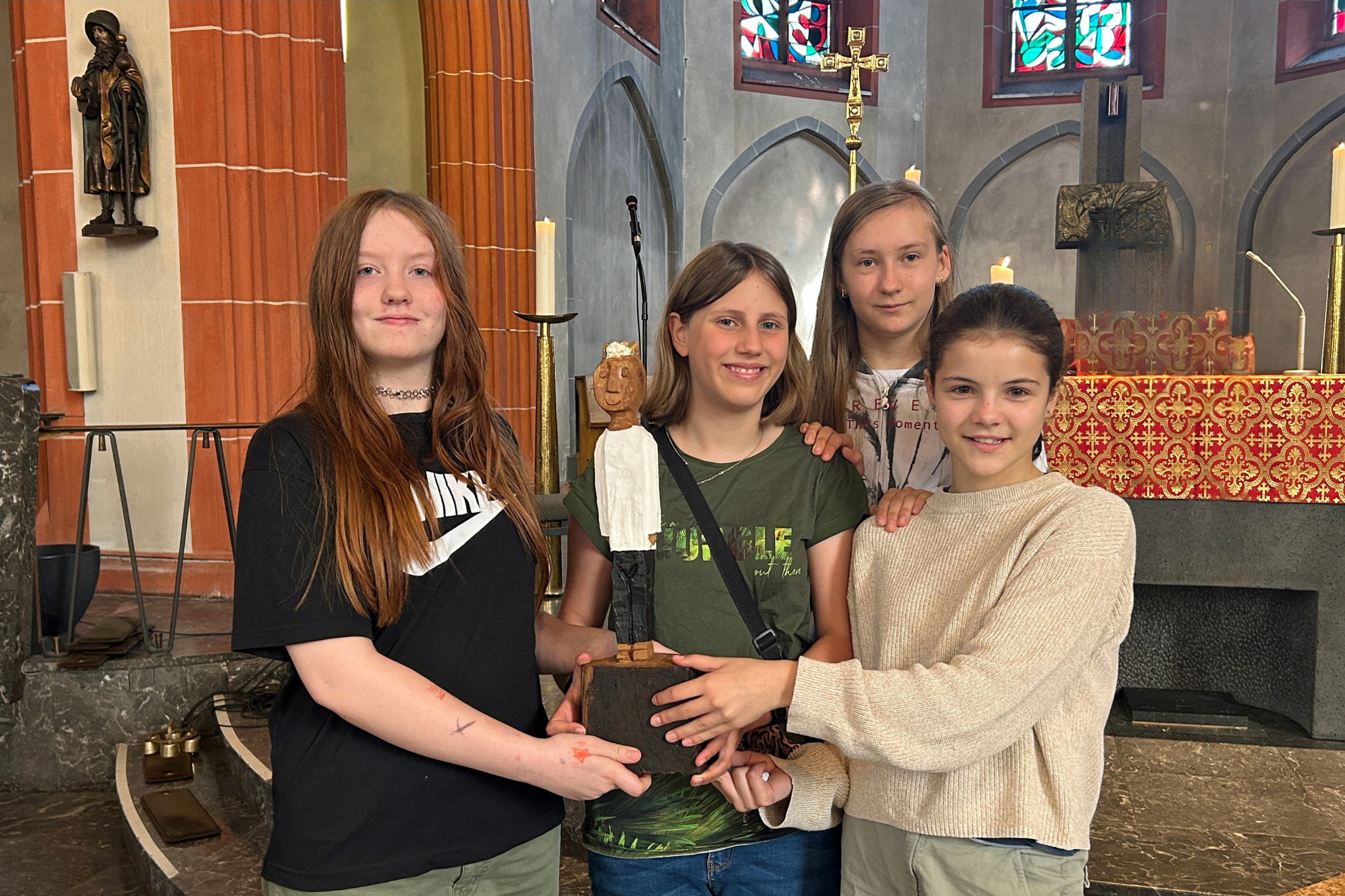 Vier Schülerinnen der Marienschule freuen sich über den Besuch der Königsfigur.