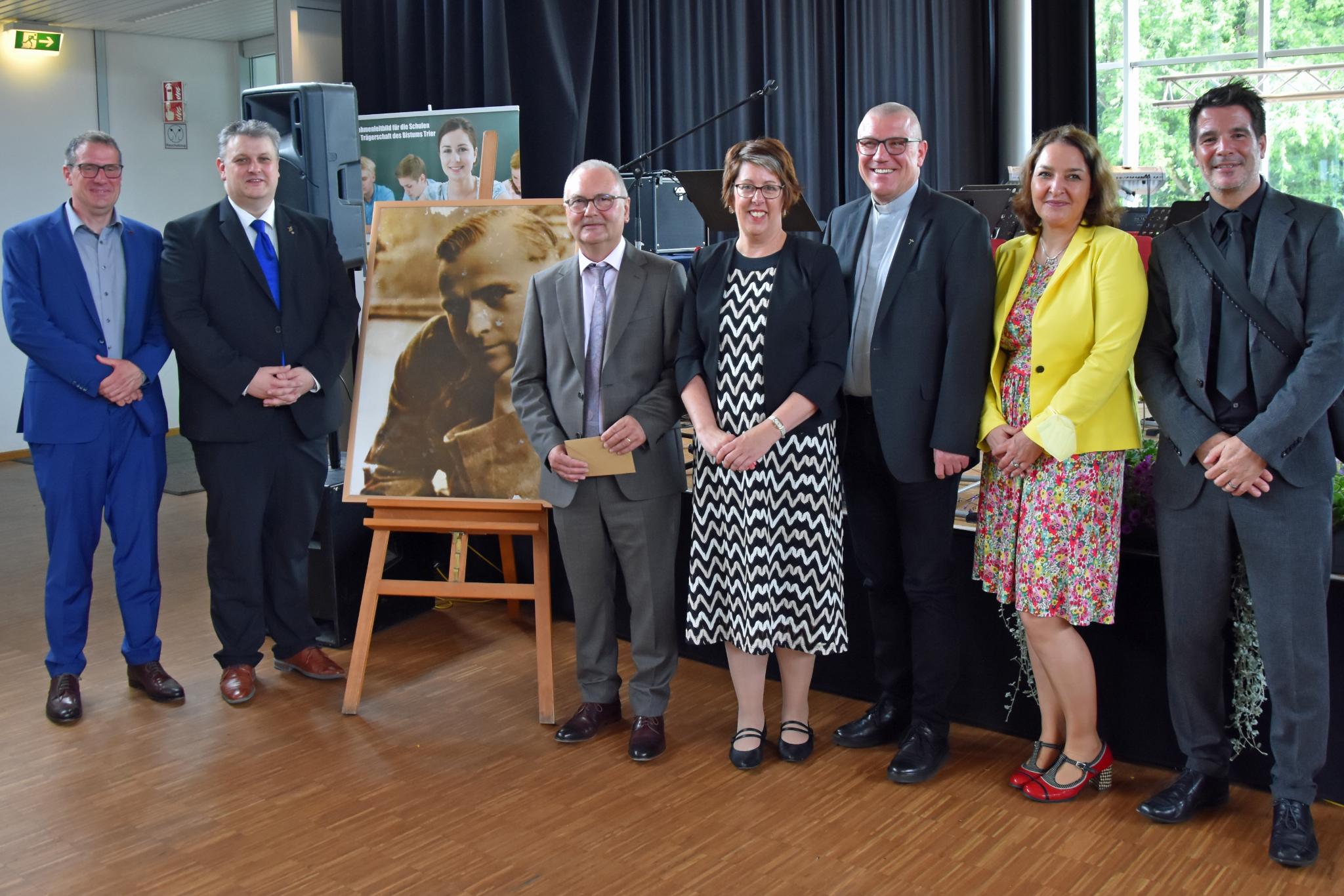 Realschulleiter Stephan Arnold, stellvertretender Gymnasialleiter Christian Dahlke, Schulleiter Stefan Kilz, die Leiterin der Schulabteilung im BGV Kerstin Schmitz-Stuhlträger,  Leiter des Bereichs Kinder, Jugend und Bildung im BGV Matthias Struth sowie Claudia Priester und Pascal Ohlmann vom Saar-Bildungsministerium (von links).