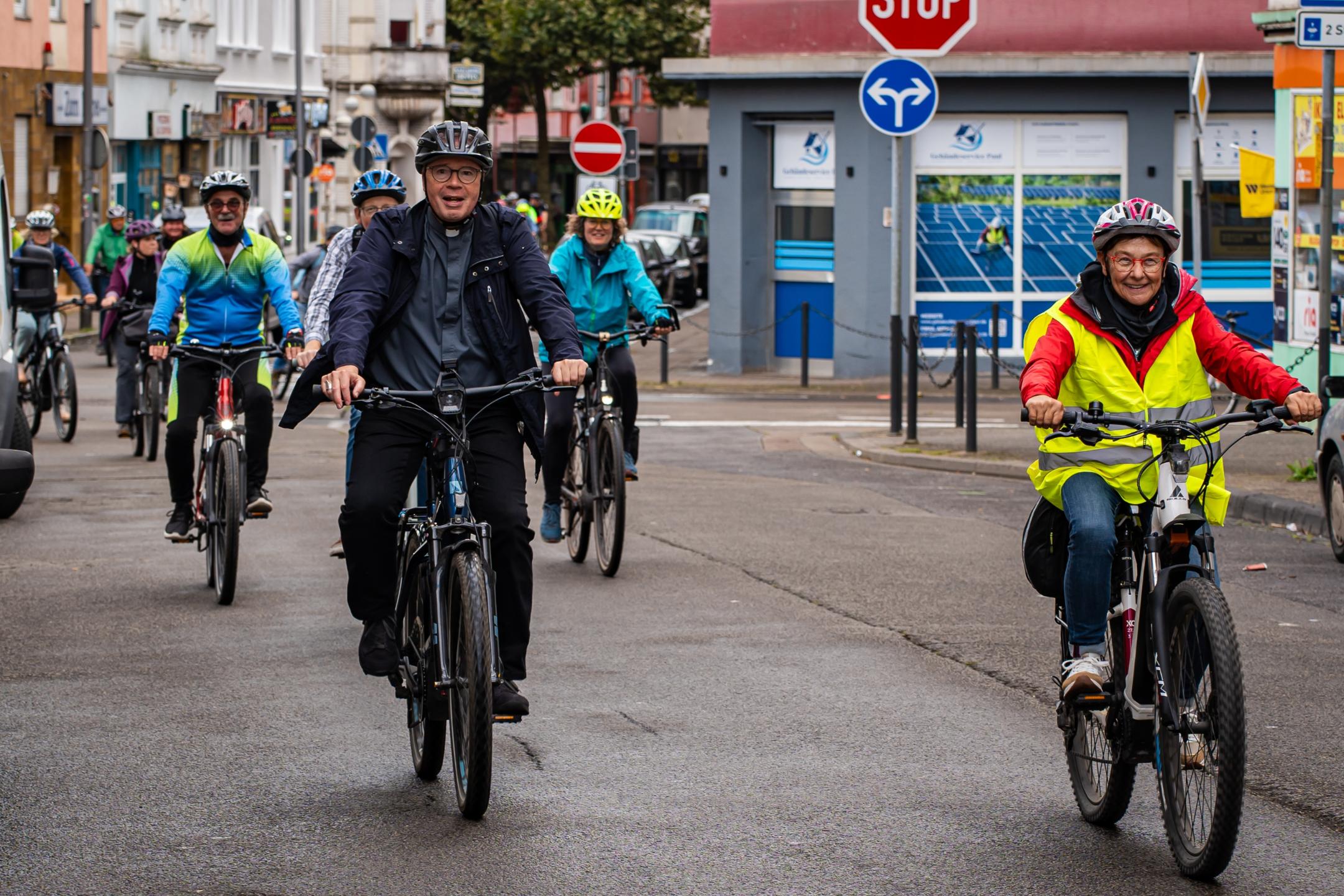 Auf einem E-Bike radelte Bischof Stephan Ackermann von Merzig nach Saarbrücken.