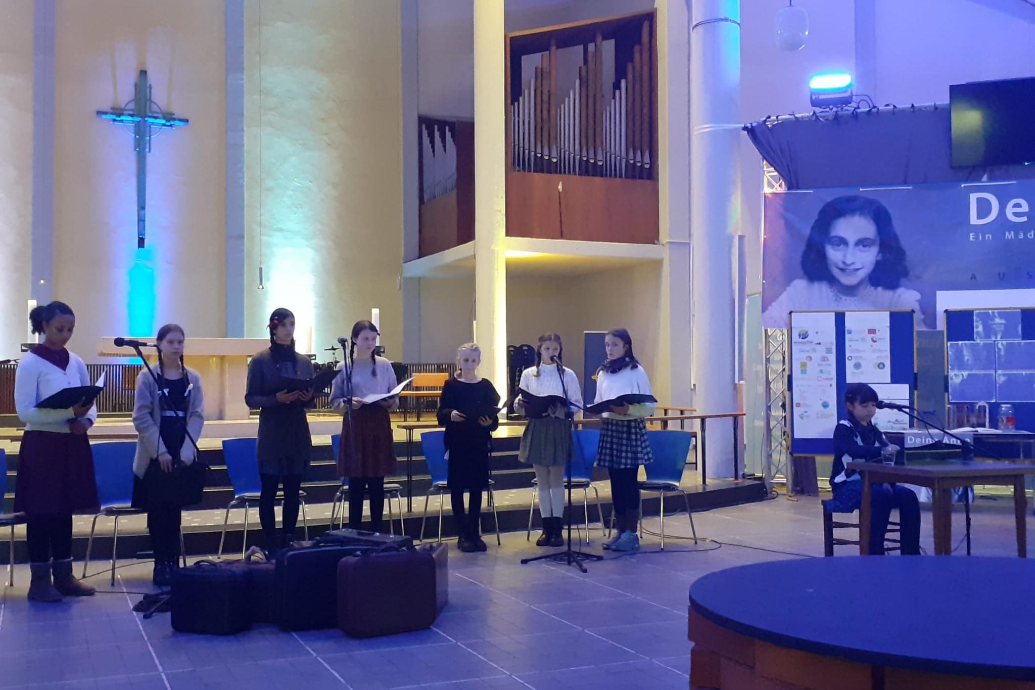 Der Chor 'Junge Stimmen' führte in eli.ja 'Anne Frank und die Mädchen von Theresienstadt' auf