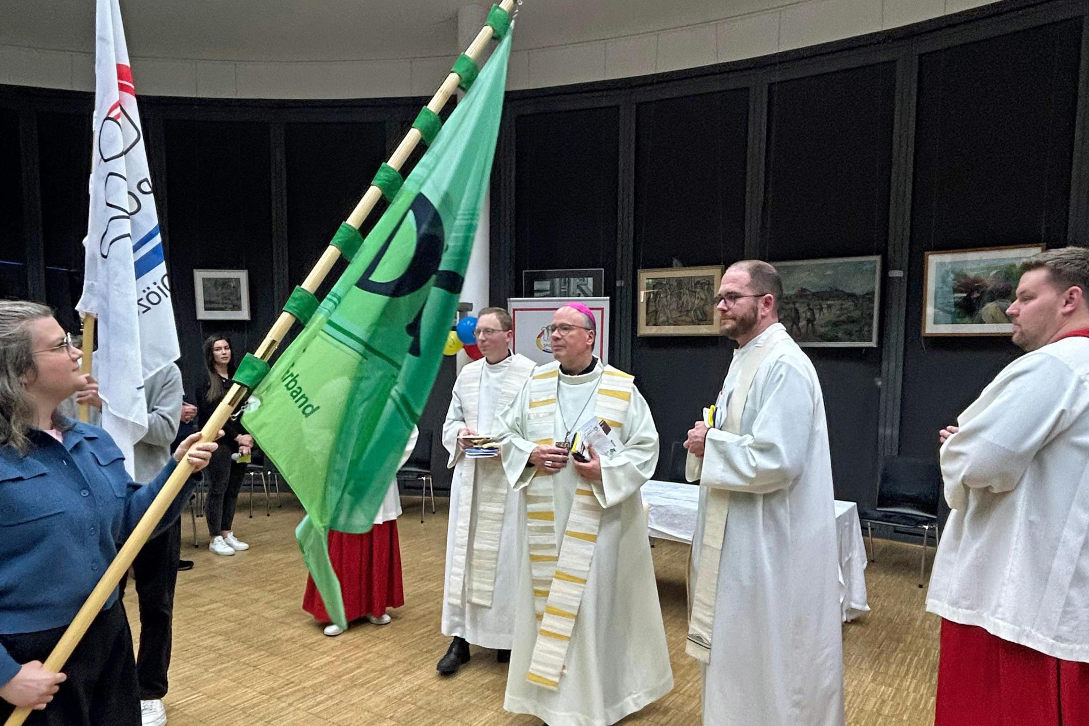Gemeinsam mit Engagierten des DJK Bundesjugendtages feierte Bischof Stephan Ackermann in Saarbrücken einen Gottesdienst.