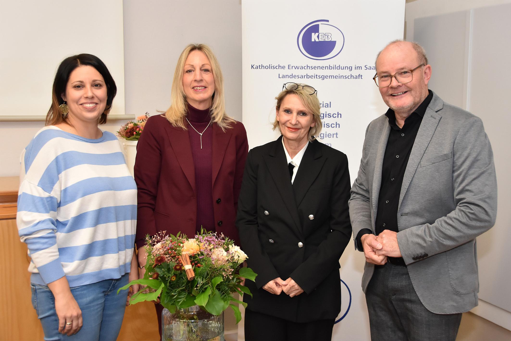 Das neue Team der KEB Saar (v.l.n.r.): Nina Andres-Reindorf; neue stellvertretende Vorsitzende; Stefanie Oberbillig; neue Vorsitzende; Anne Schuler; wiedergewählte stellvertretende Vorsitzende und Ralf Dewald; Studienleiter der KEB Saar;