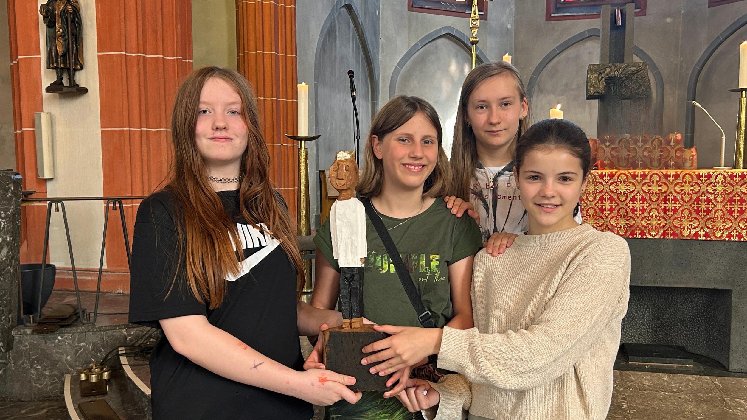 Schülerinnen der Saarbrücker Marienschule mit dem König