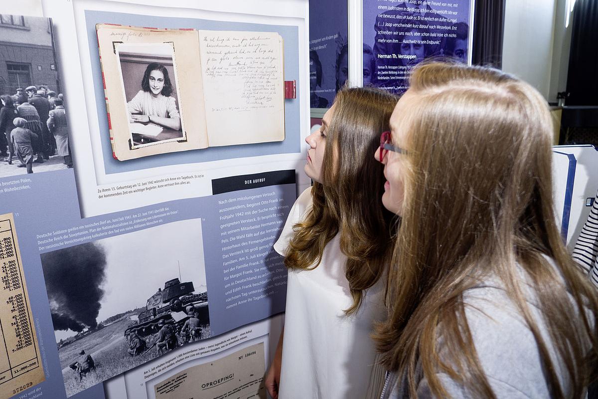 Peer Guides führen durch die Ausstellung 'Deine Anne'.