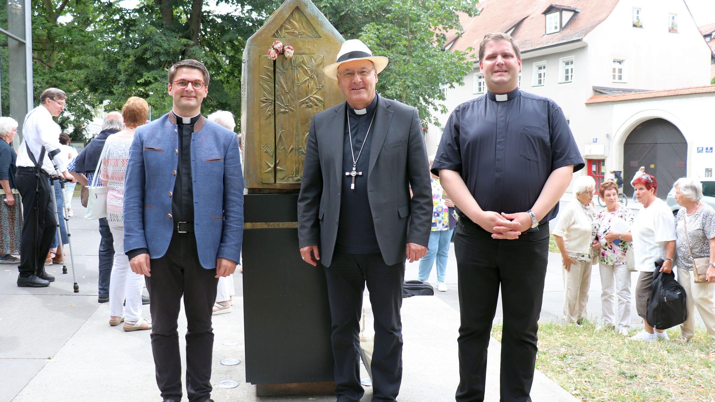 Der Regensburger Bischof Dr. Rudolf Voderholzer (Mitte) mit seinen ehemaligen Studenten Johannes Kerwer (rechts) und Kevin Schirra.