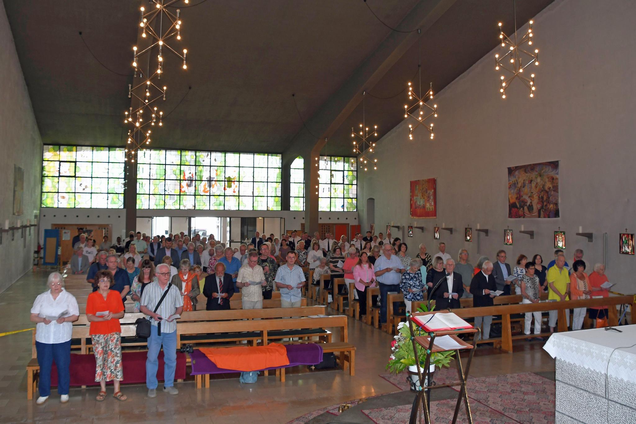 Zahlreiche Gläubige kamen zur Profanierung der Kirche St. Hildegard in Sulzbach-Neuweiler.